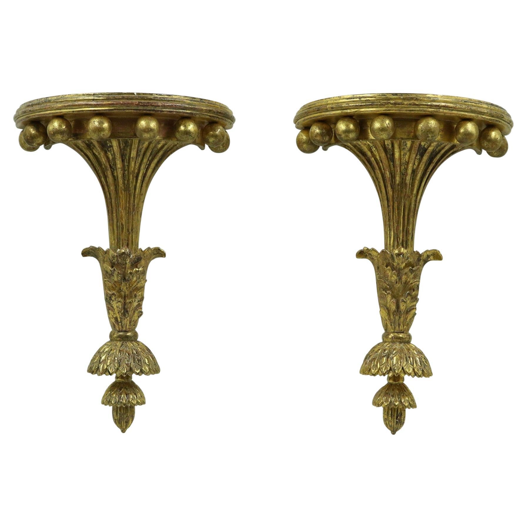 Pareja de estanterías de pared italianas neoclásicas de madera de giltwood tallada