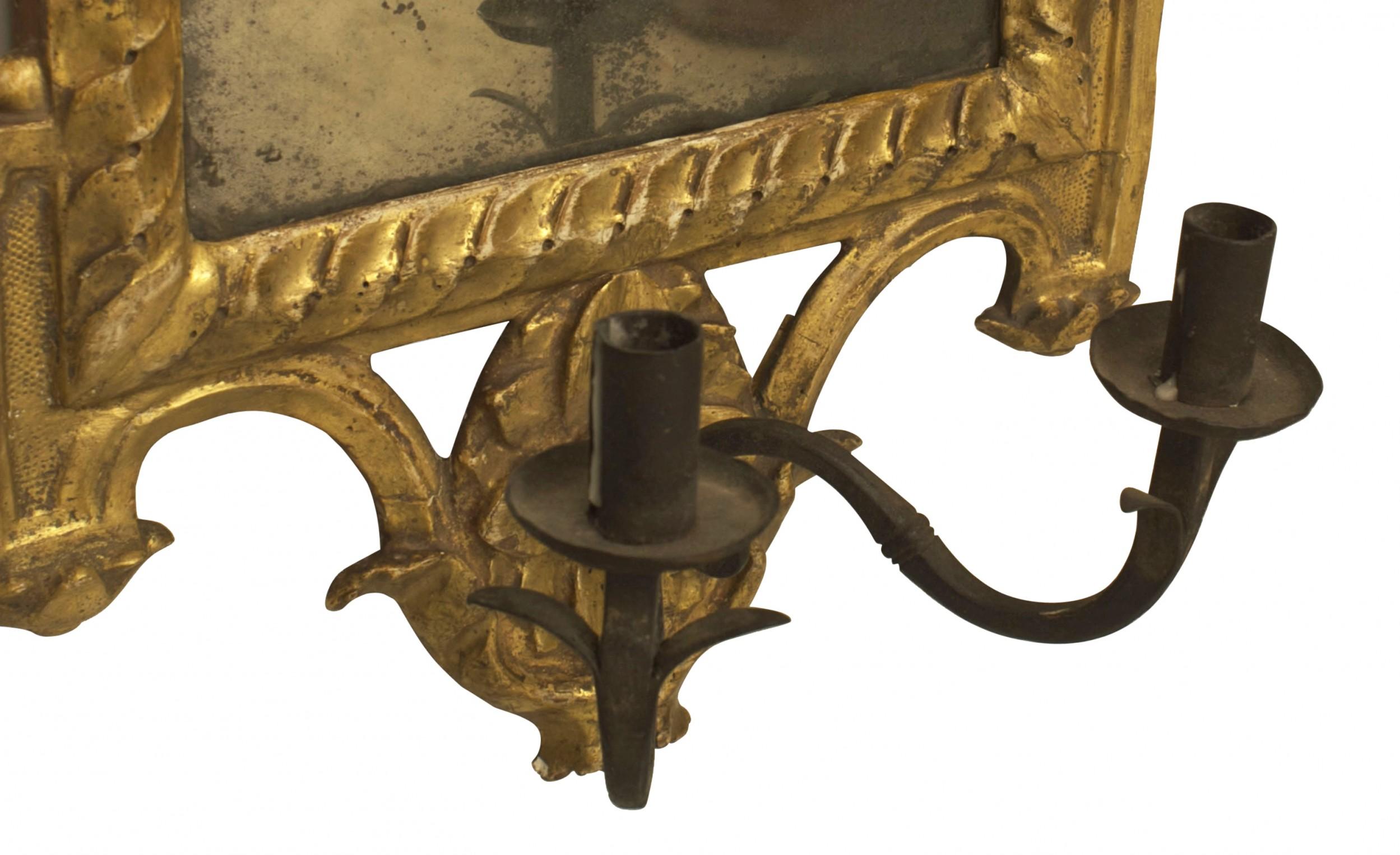 Pärchen italienischer neoklassischer (18./19. Jh.) Wandspiegel / Girandolen aus Goldholz mit zwei schmiedeeisernen Armen mit Lichtern an den Unterseiten. (PREISANGABE ALS PAAR)