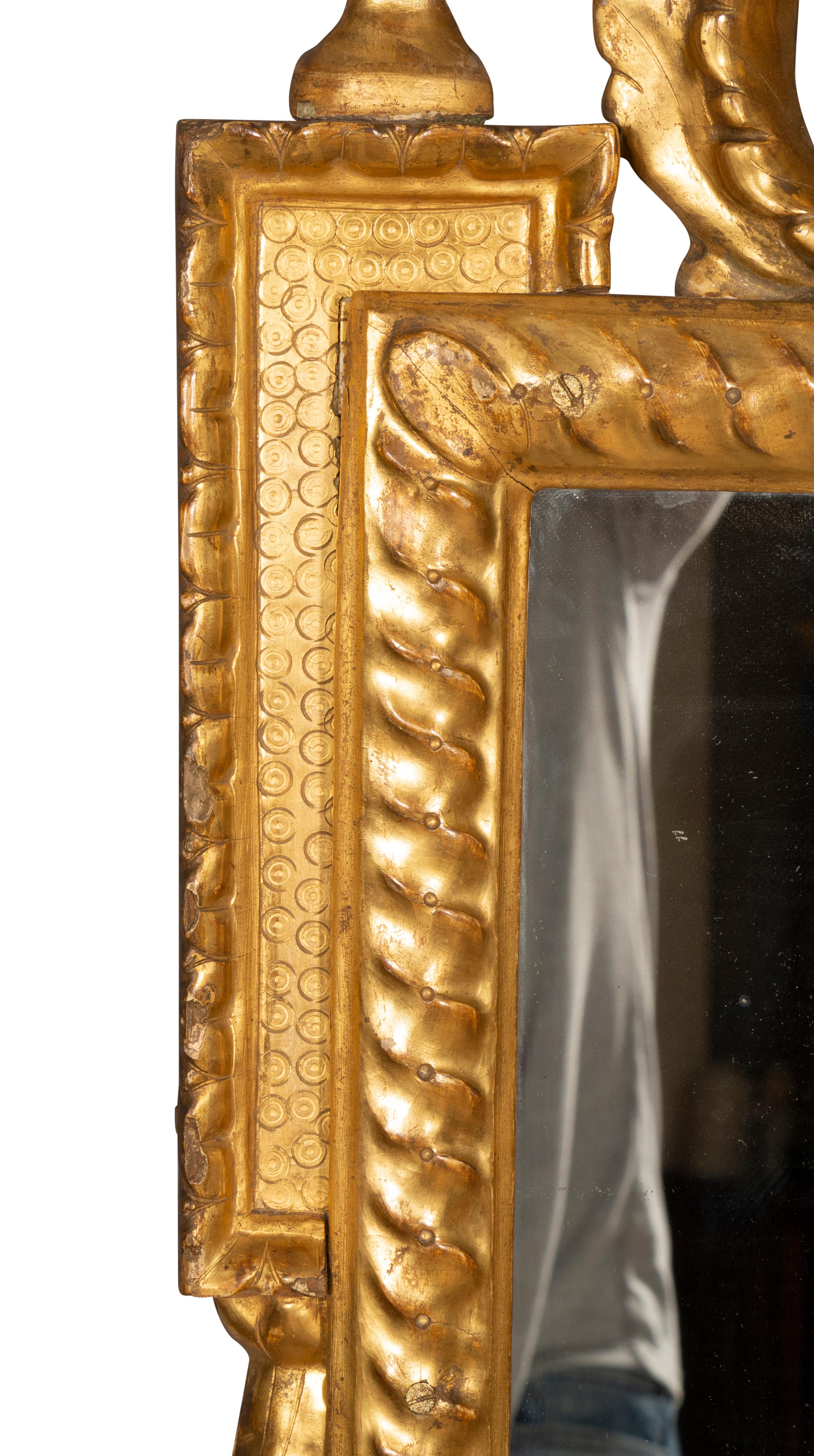 Paire de miroirs italiens néoclassiques en bois doré en vente 5