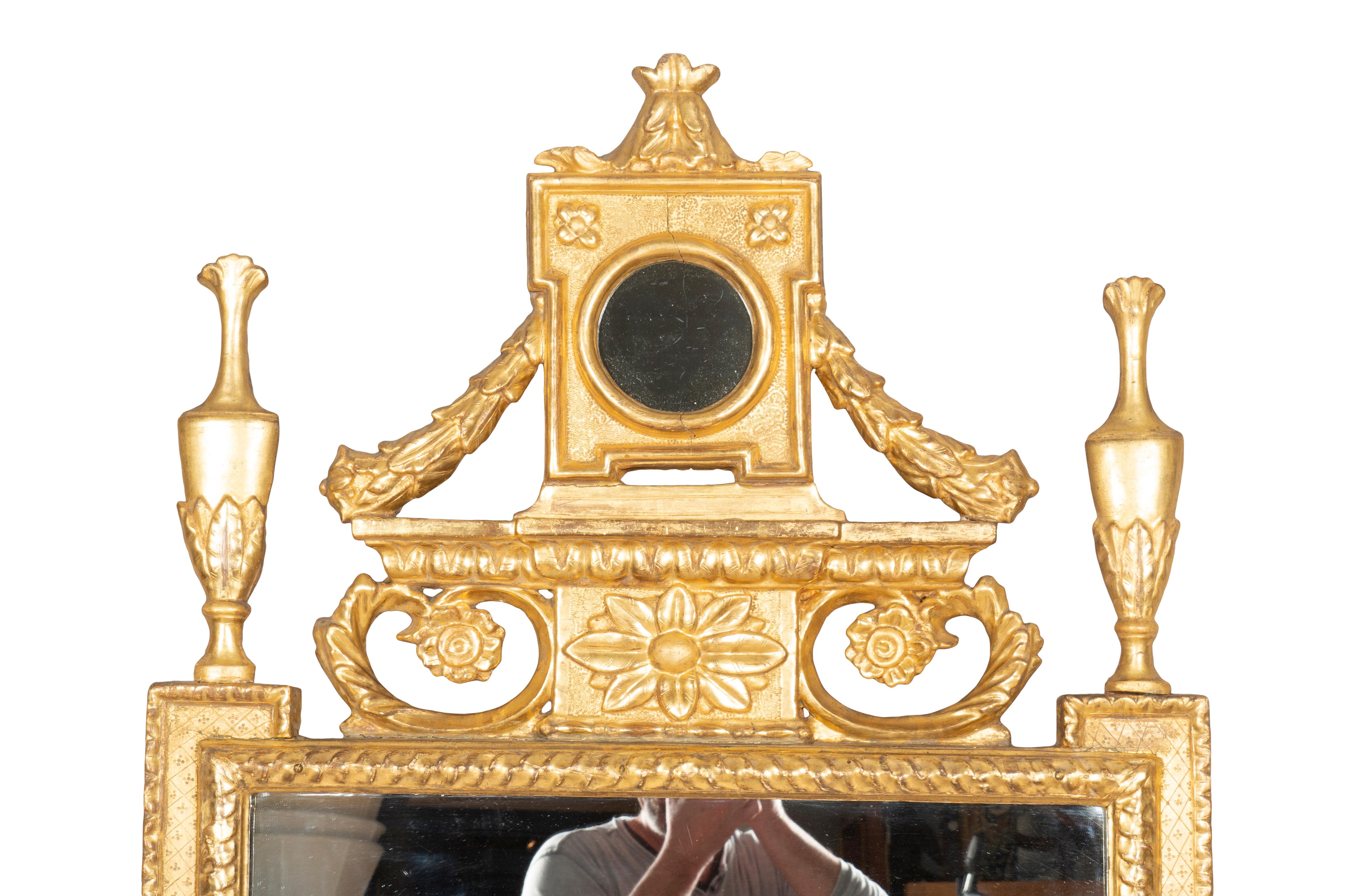 Paar italienische neoklassische Spiegel aus Giltwood im Angebot 6