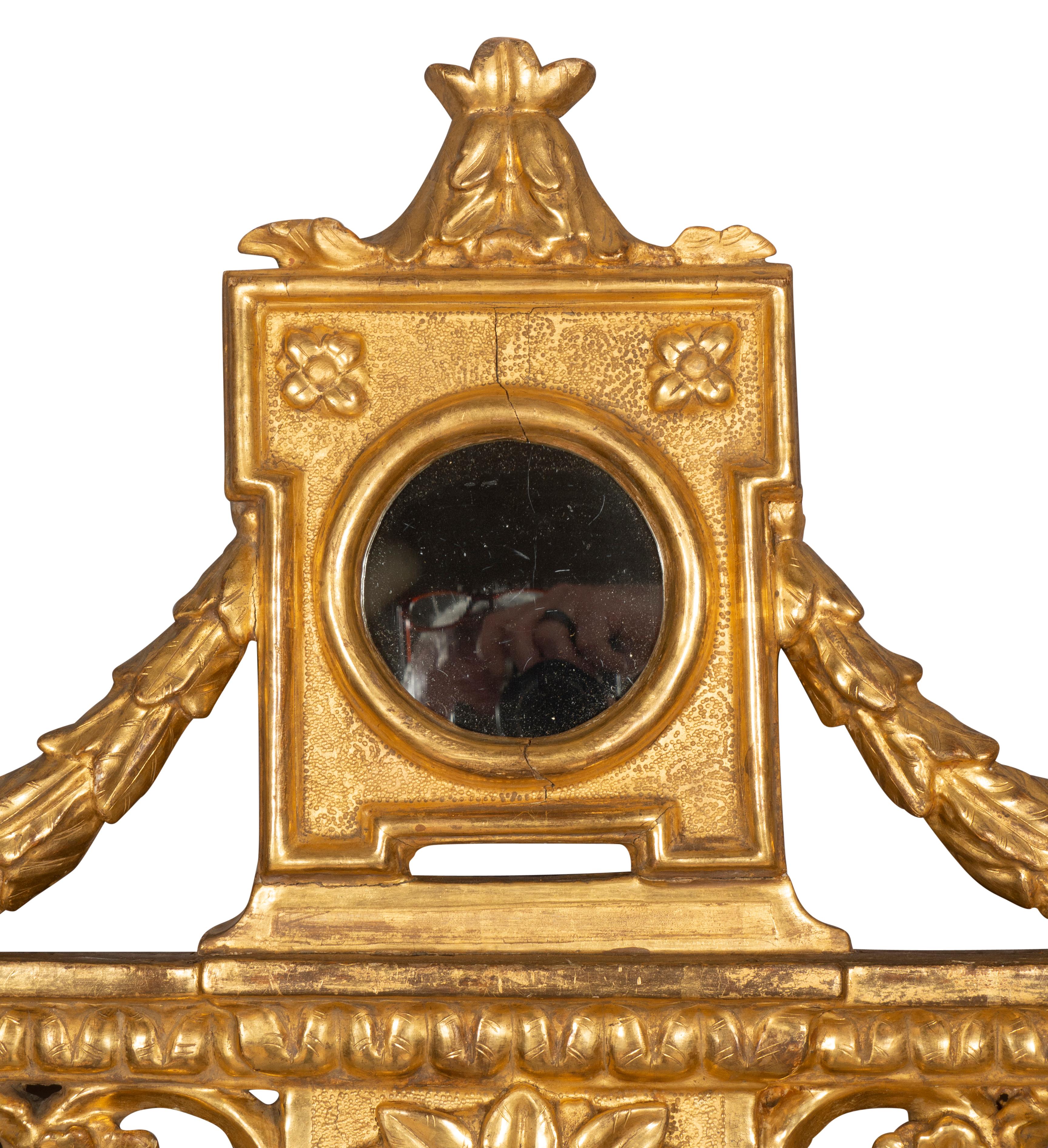 Paire de miroirs italiens néoclassiques en bois doré en vente 8