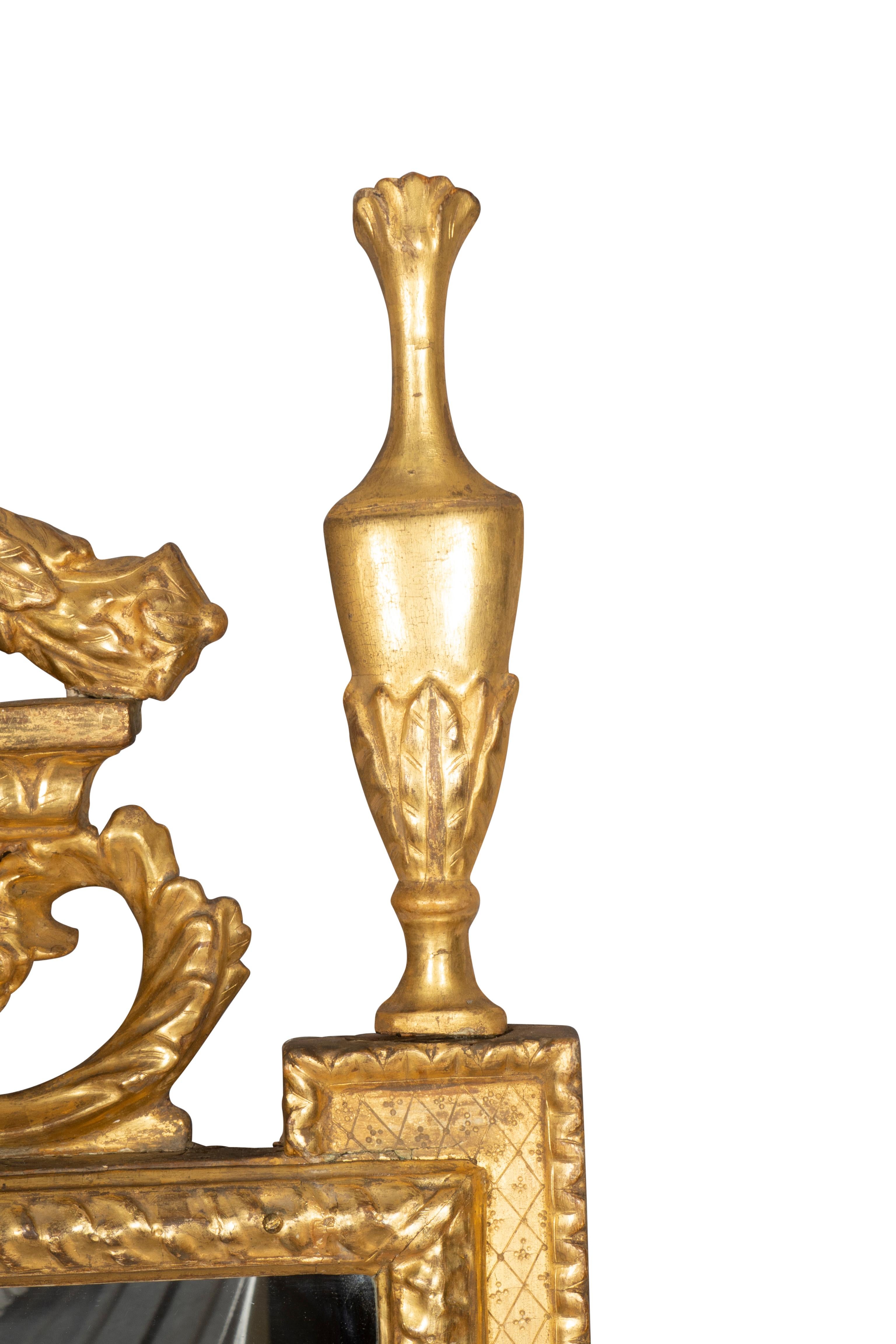 Paire de miroirs italiens néoclassiques en bois doré en vente 11