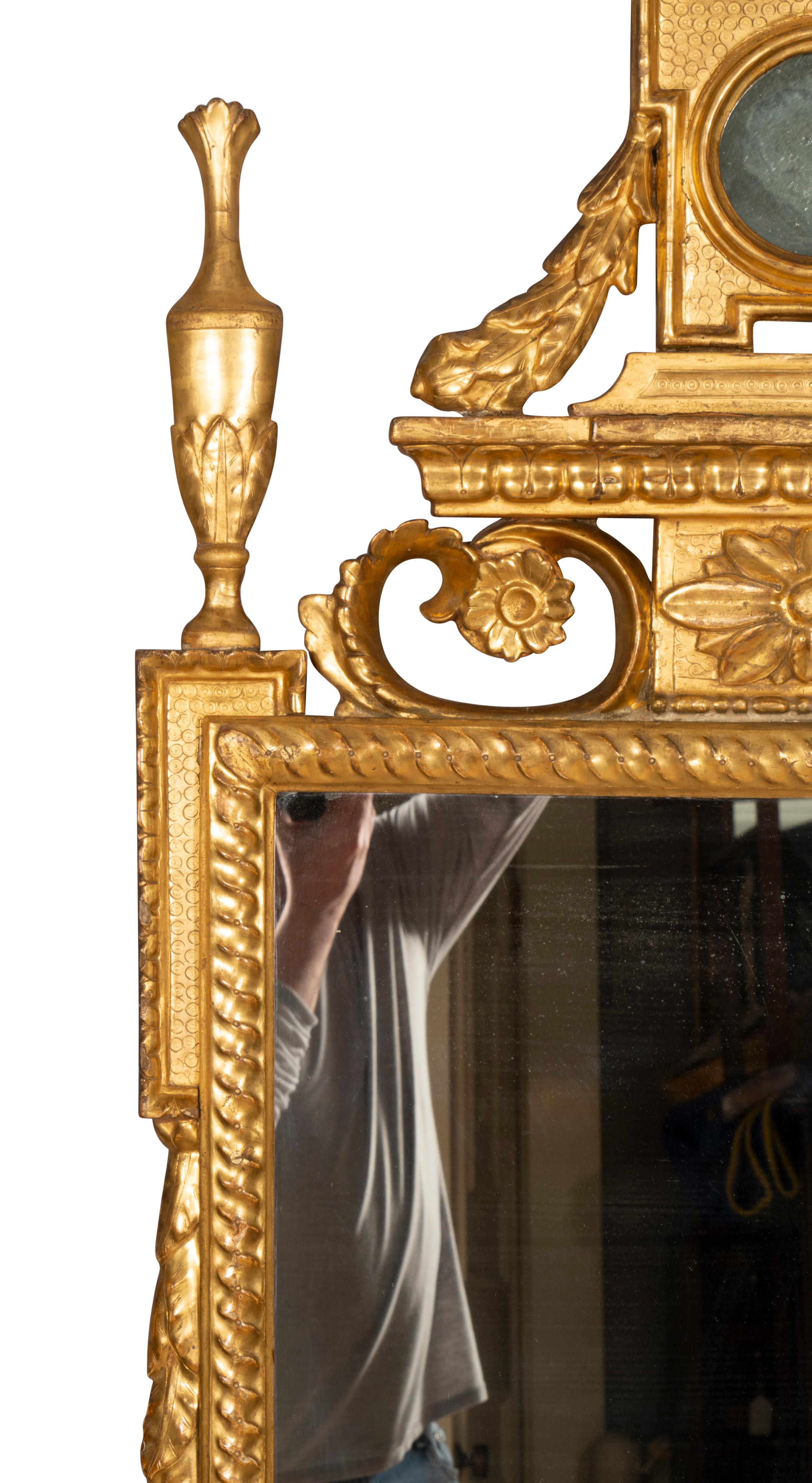 Paire de miroirs italiens néoclassiques en bois doré en vente 2