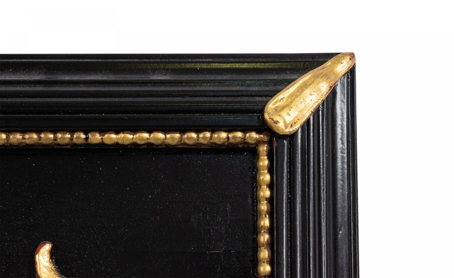 Lacca Coppia di specchi da parete verticali laccati neri in stile neoclassico italiano in vendita