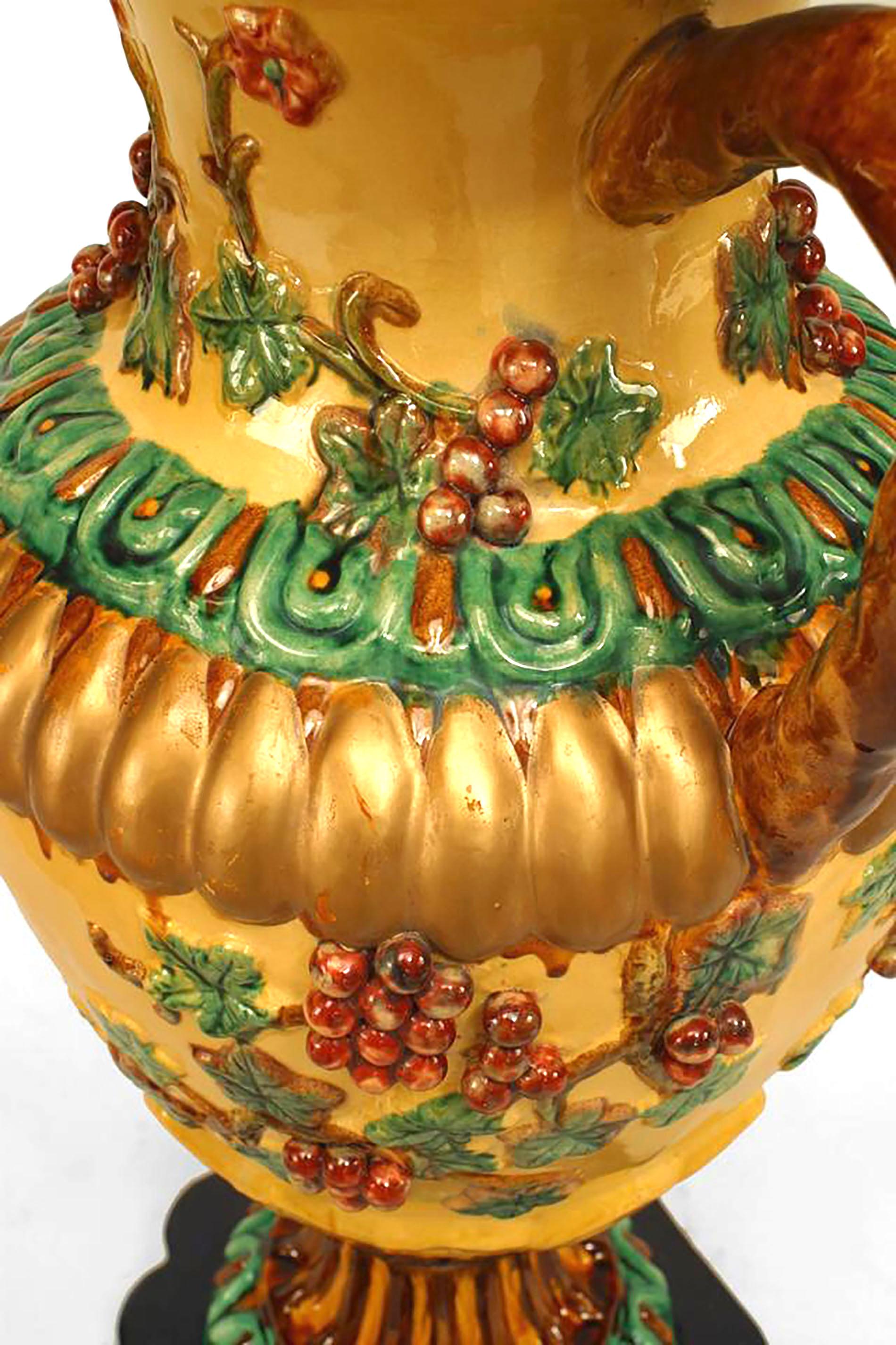 Baltico Coppia di vasi da terra in maiolica italiana in stile neoclassico in vendita