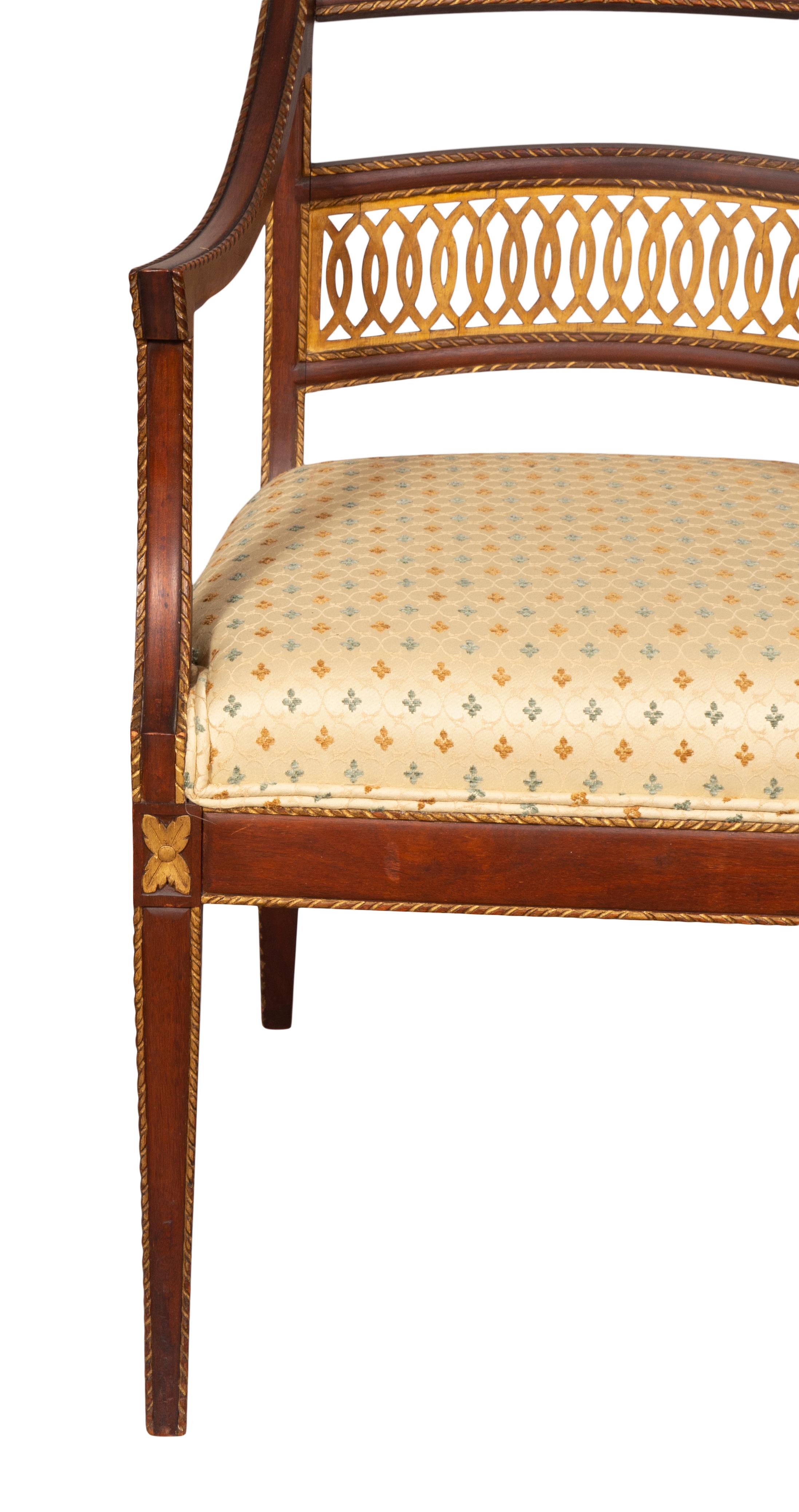 Paar italienische Sessel aus Nussbaumholz im neoklassischen Stil (Gemalt) im Angebot