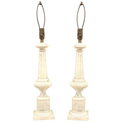 Paire de lampes de bureau italiennes de style néoclassique en albâtre blanc
