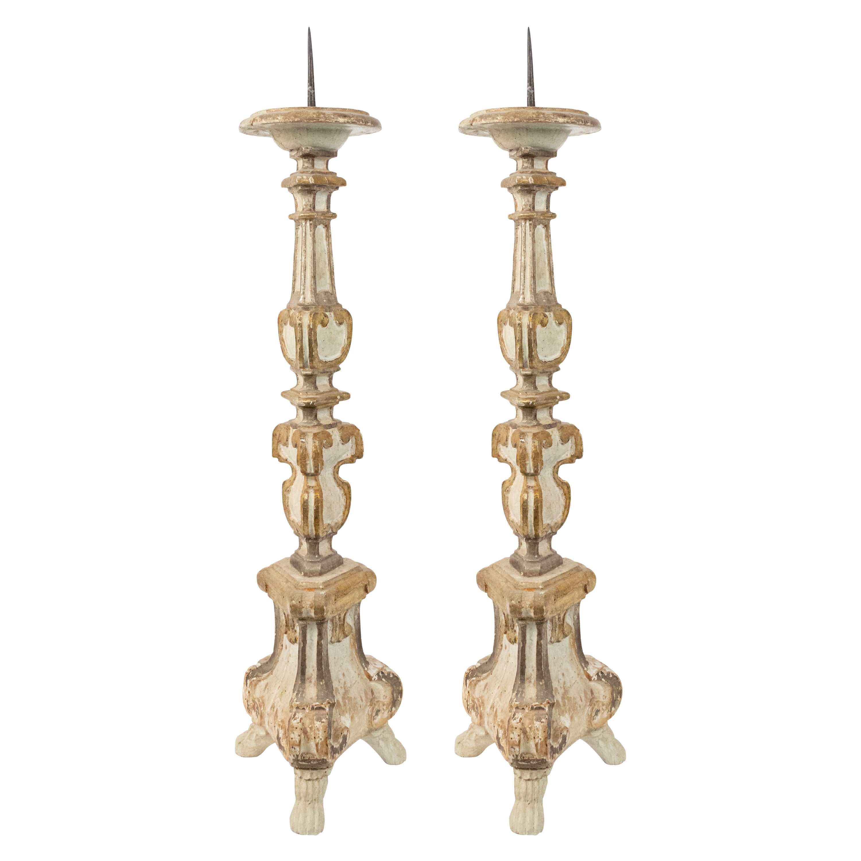 Paire de chandeliers italiens néoclassiques blancs et dorés