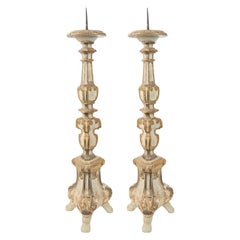 Paire de chandeliers italiens néoclassiques blancs et dorés