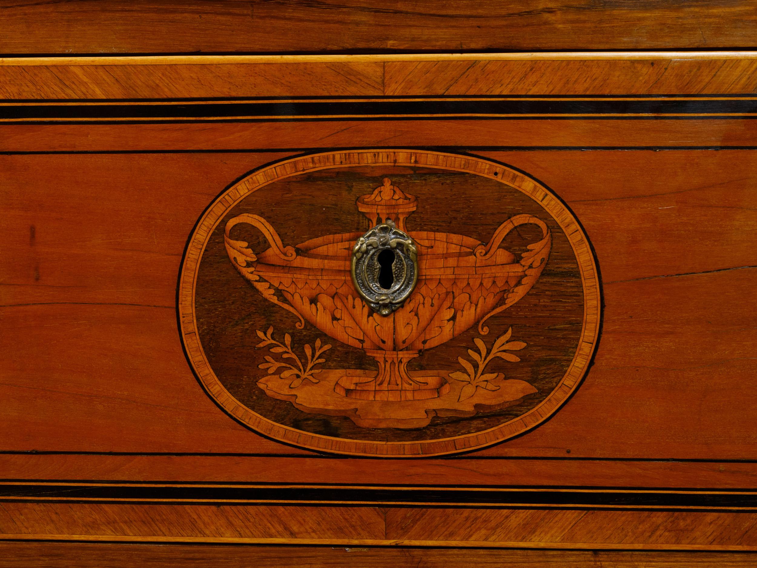 Paire de tables de chevet italiennes néoclassiques des années 1800 en noyer avec décor de marqueterie en vente 4