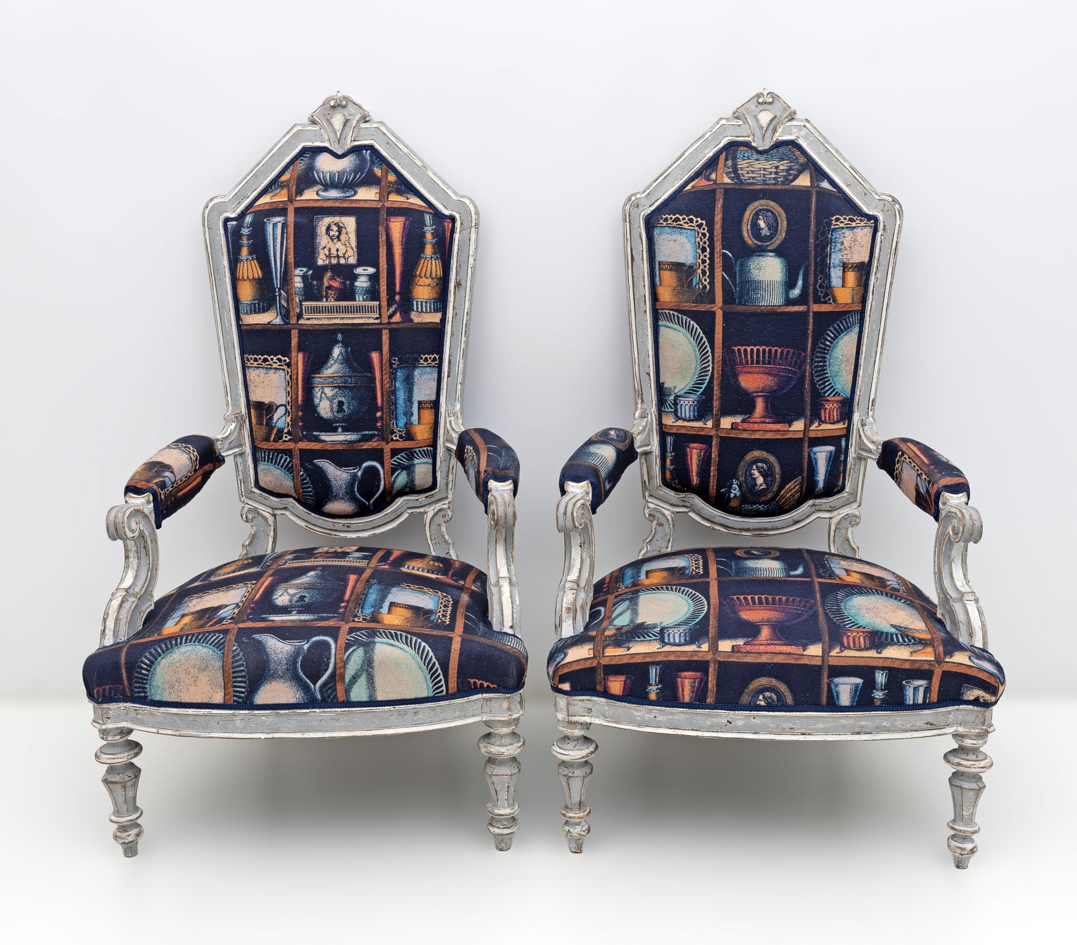 Pair of Italian Neoclassical Armchairs with Fornasetti Linen Fabric In Good Condition For Sale In Puglia, Puglia