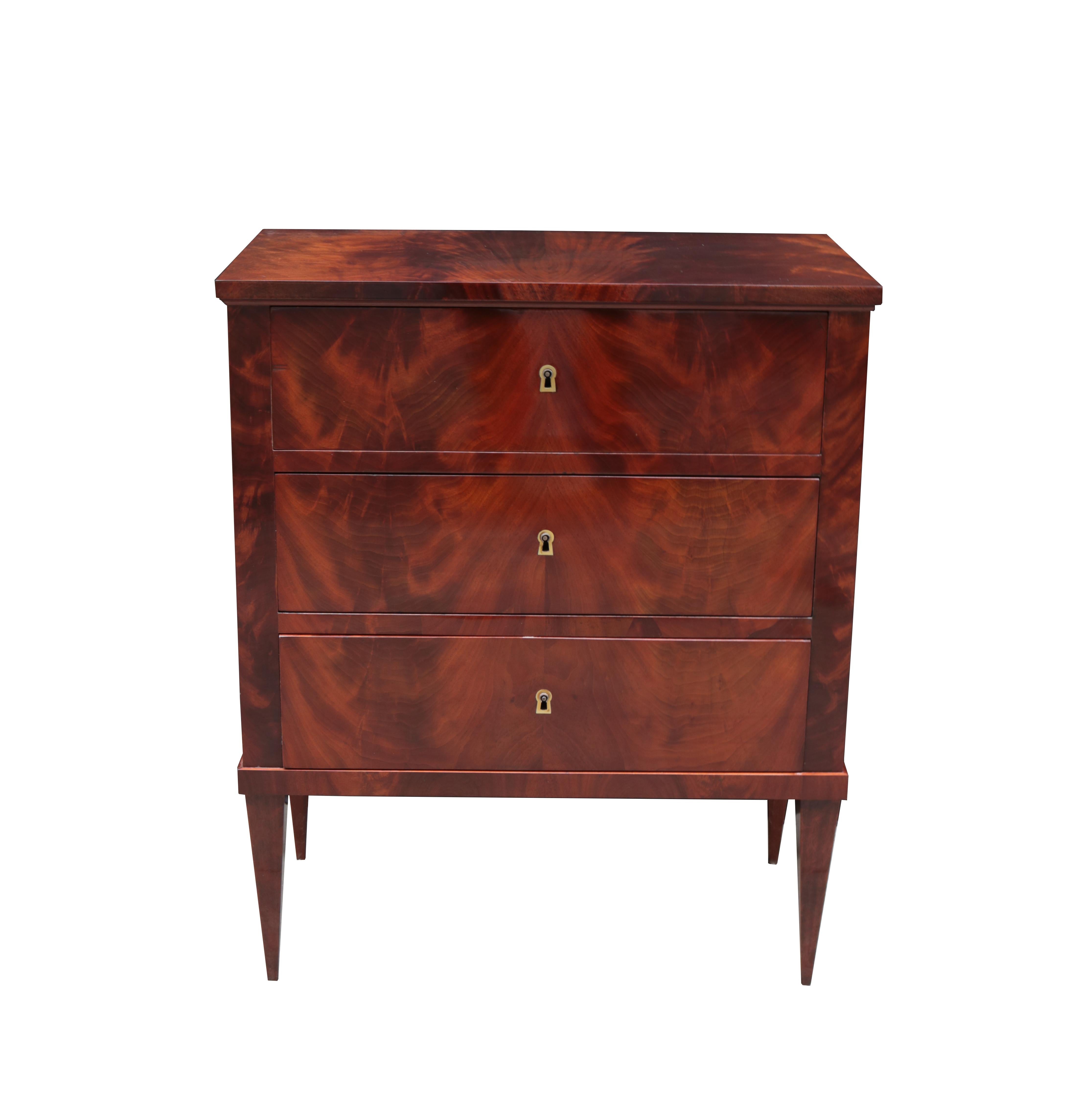 Pair of Italian Neoclassical Bedside Chests In Good Condition In New York, NY