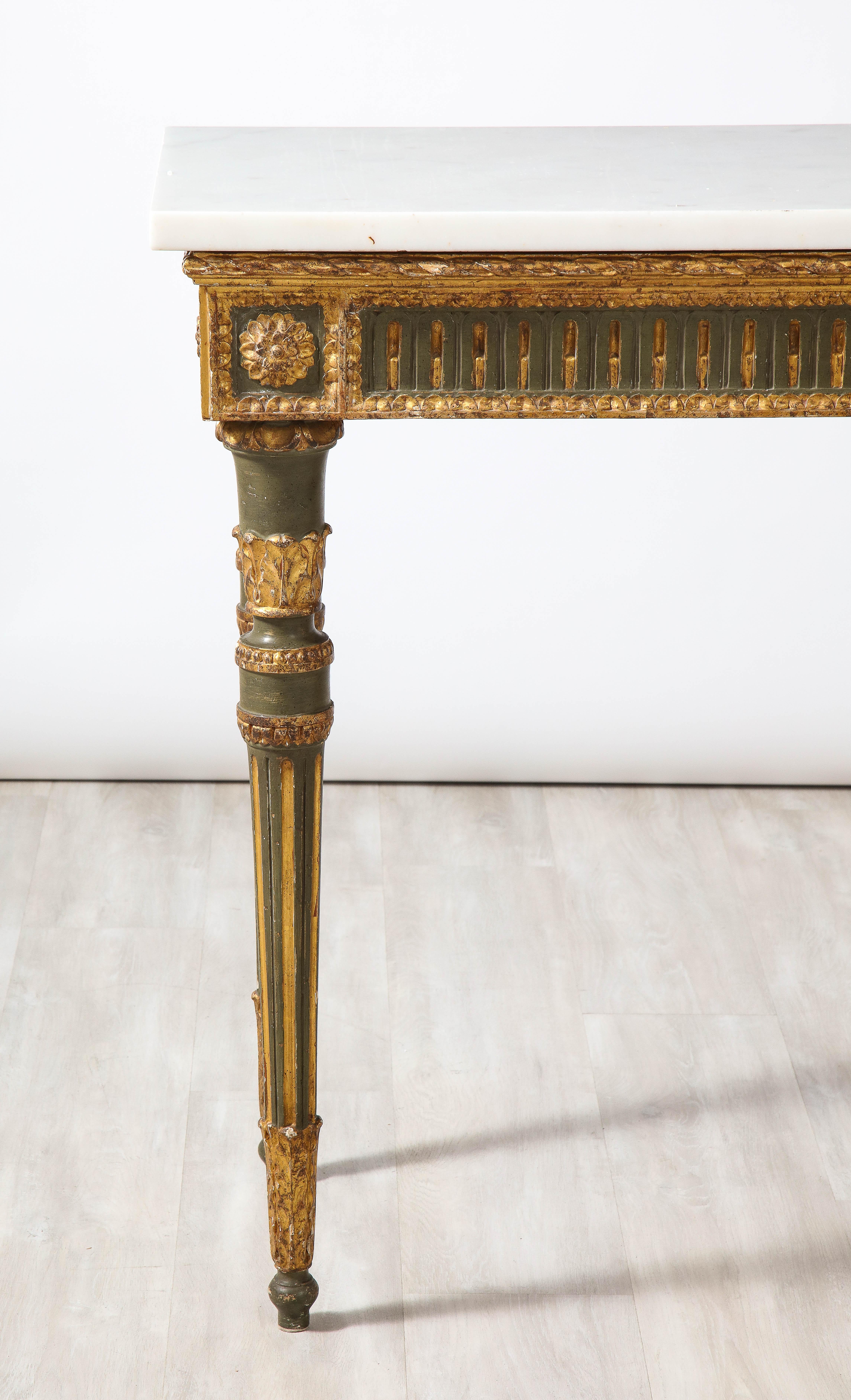 Louis XVI Paire de consoles néoclassiques italiennes sculptées, peintes et dorées en vente