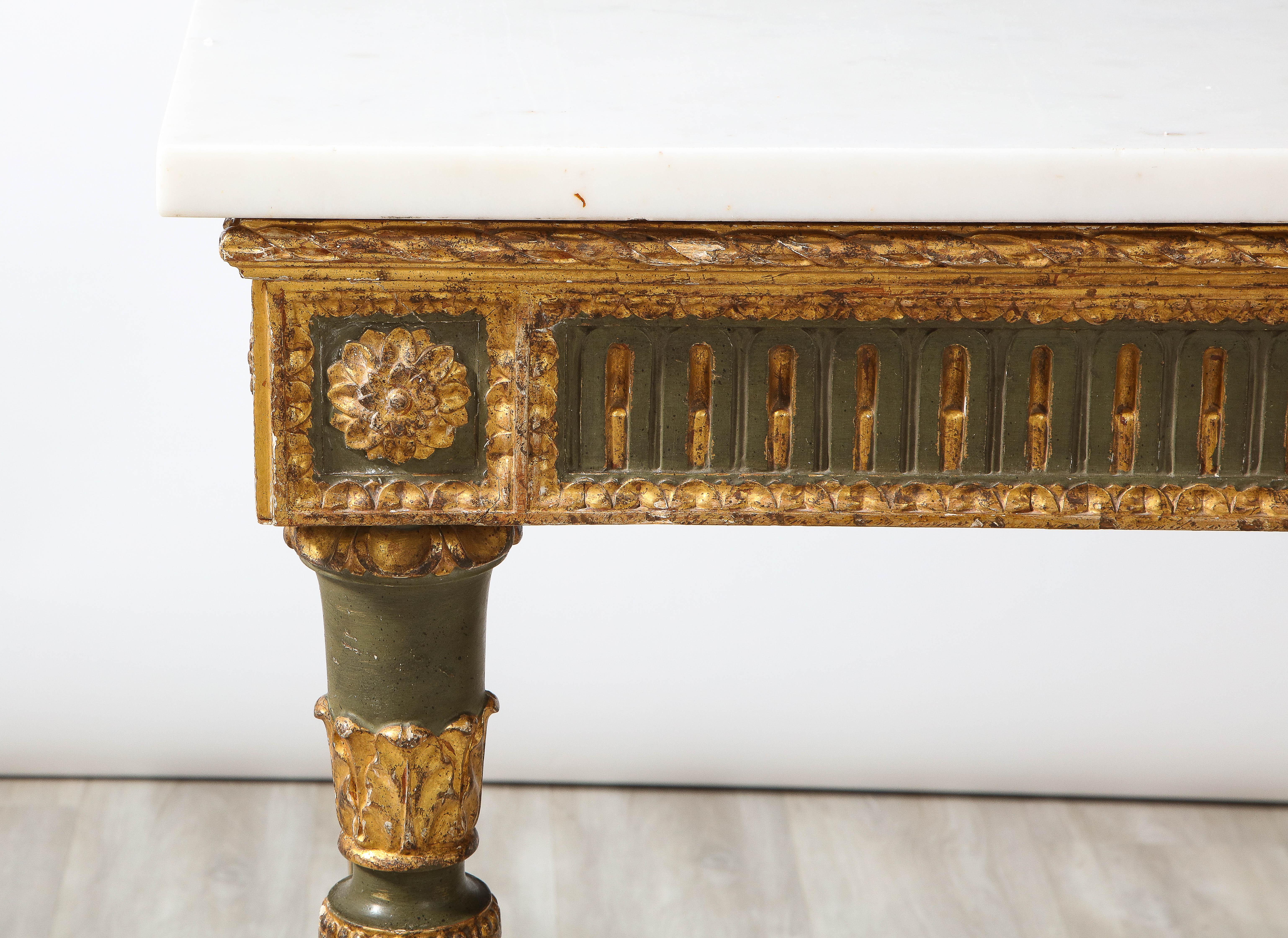 Italiano Coppia di tavoli da console neoclassici italiani intagliati, dipinti e dorati in vendita