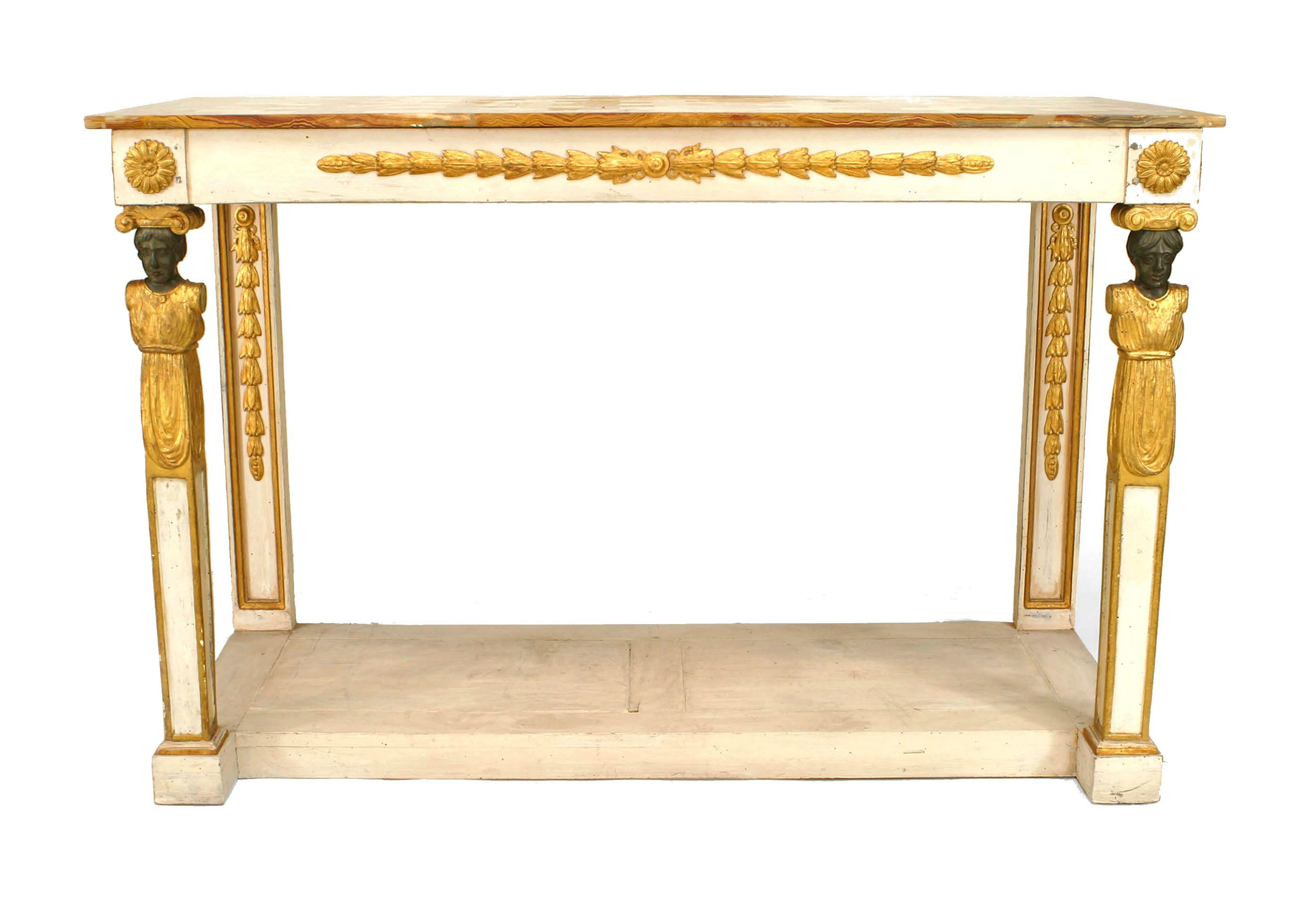 Coppia di consolle in stile neoclassico italiano (18/19° secolo), dorate e dipinte di bianco, con piani in onice che sovrastano pilastri maschili su una base a piattaforma. (Proprietà di Robert Metzger) (PREZZO A COPPIA)
