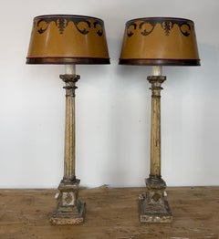 Ein Paar italienischer Tischlampen im neoklassizistischen Stil mit korinthischen Säulen Antik-optisches Vergoldetes Holz