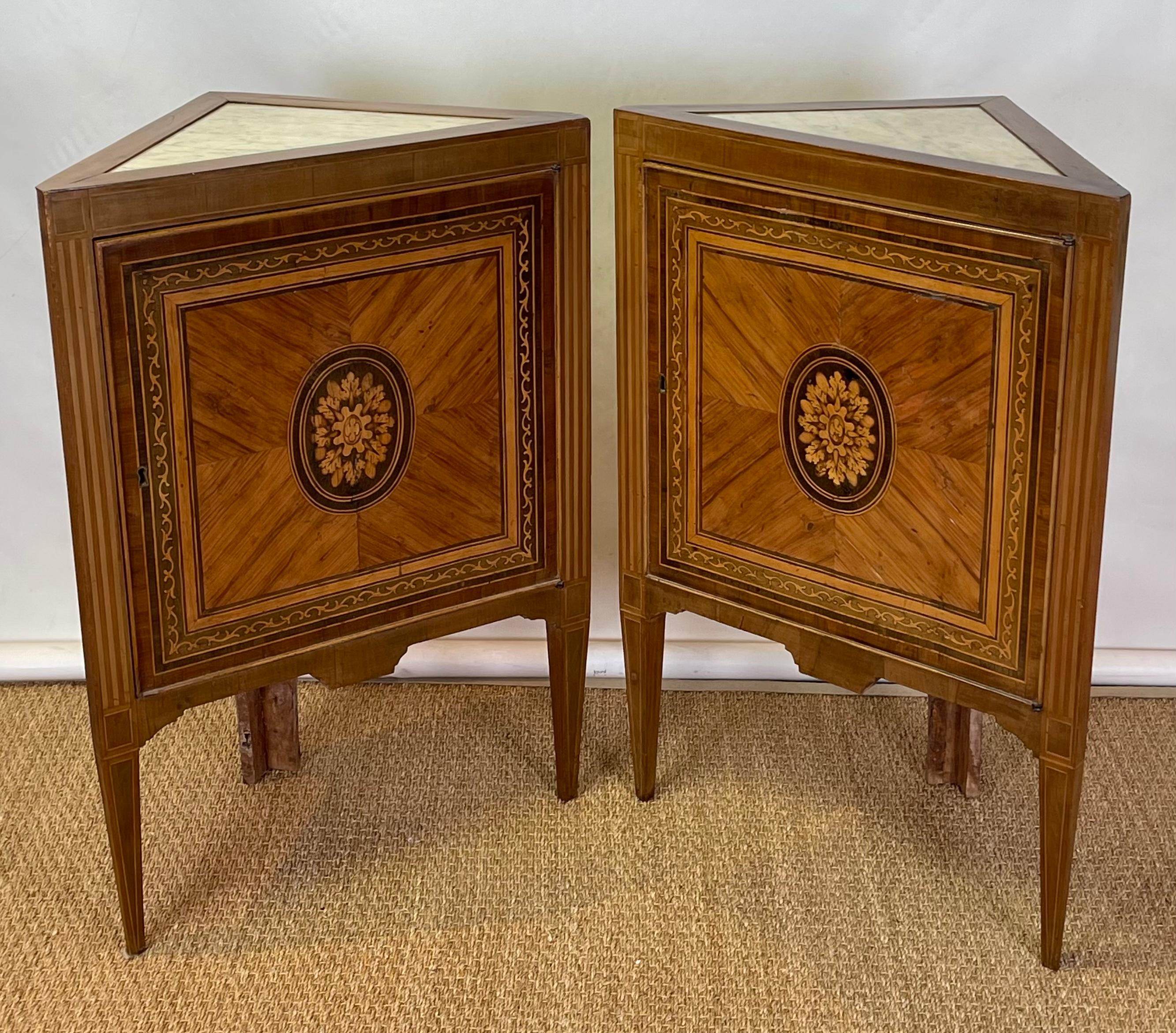 Pair of Italian Neoclassical Corner Cabinets In Good Condition For Sale In Kilmarnock, VA