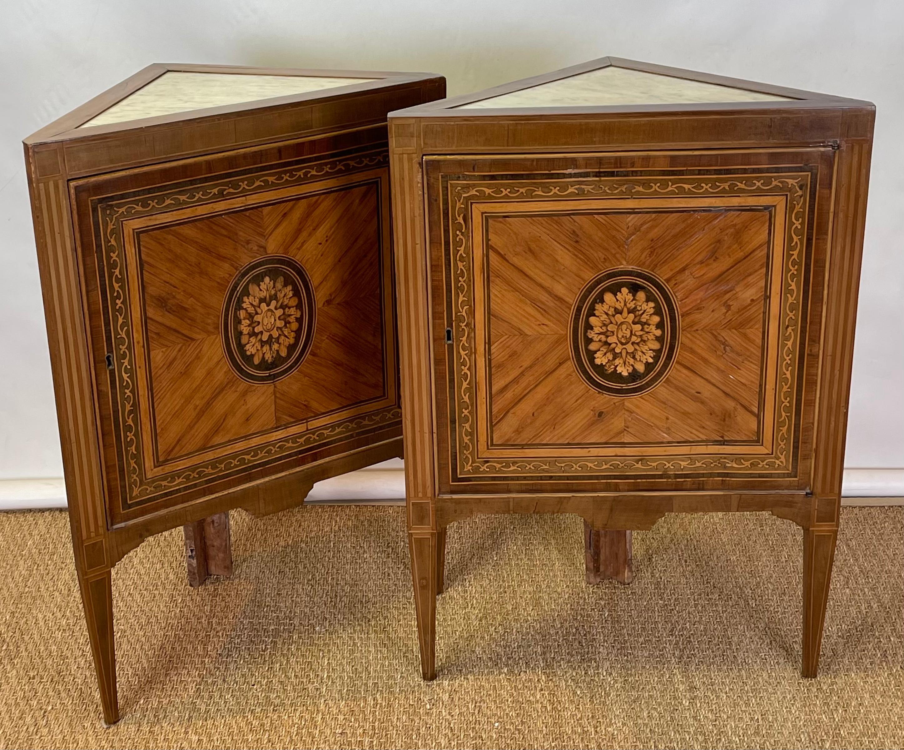 Early 19th Century Pair of Italian Neoclassical Corner Cabinets For Sale