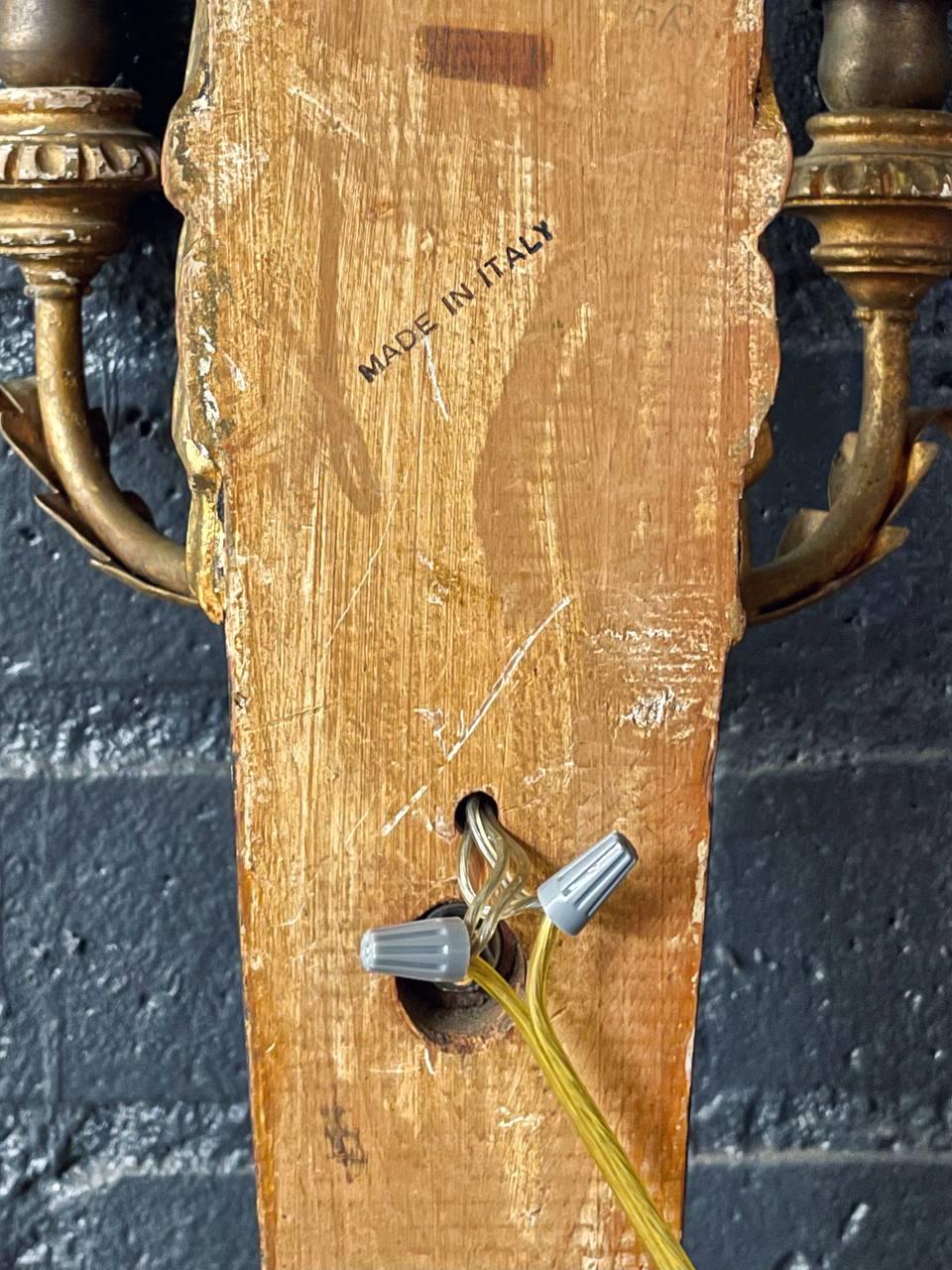 Pareja de apliques neoclásicos italianos de madera dorada de esfinge de renacimiento egipcio en venta 3