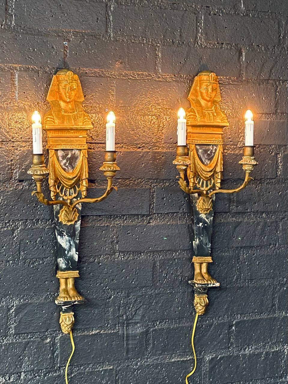 Pareja de apliques neoclásicos italianos de madera dorada de esfinge de renacimiento egipcio Renacimiento egipcio en venta