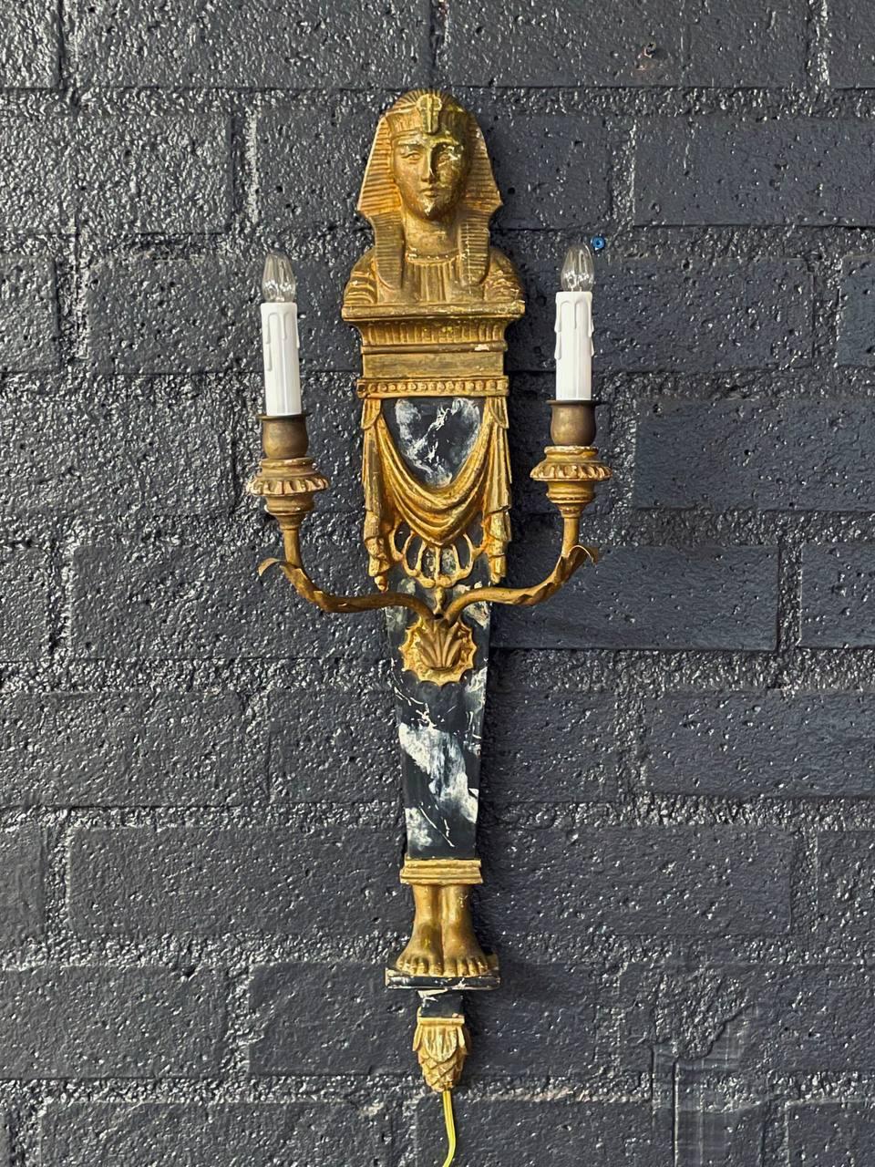 Pareja de apliques neoclásicos italianos de madera dorada de esfinge de renacimiento egipcio en Bueno estado para la venta en Los Angeles, CA