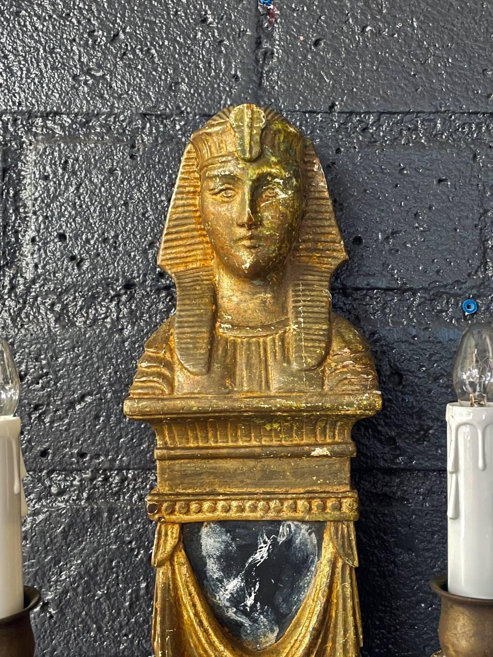 Pareja de apliques neoclásicos italianos de madera dorada de esfinge de renacimiento egipcio mediados del siglo XX en venta