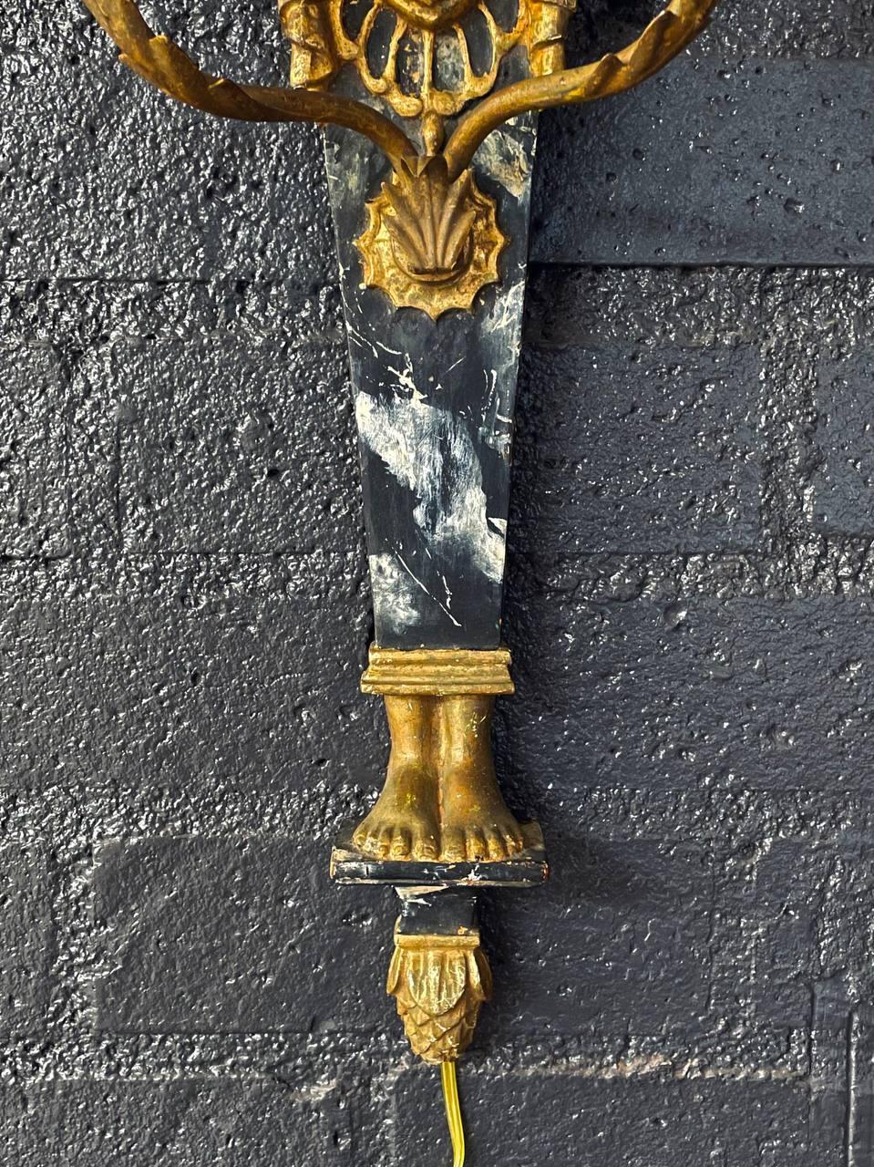 Pareja de apliques neoclásicos italianos de madera dorada de esfinge de renacimiento egipcio Metal en venta