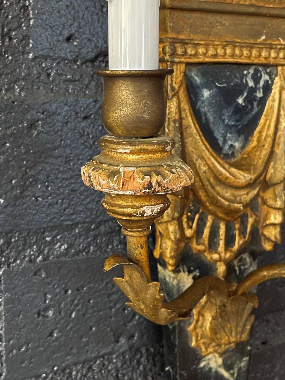 Pareja de apliques neoclásicos italianos de madera dorada de esfinge de renacimiento egipcio en venta 1