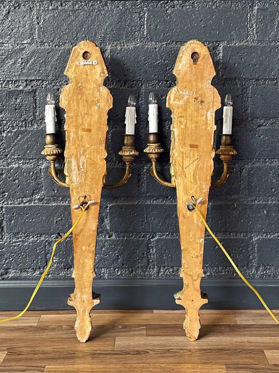 Pareja de apliques neoclásicos italianos de madera dorada de esfinge de renacimiento egipcio en venta 2