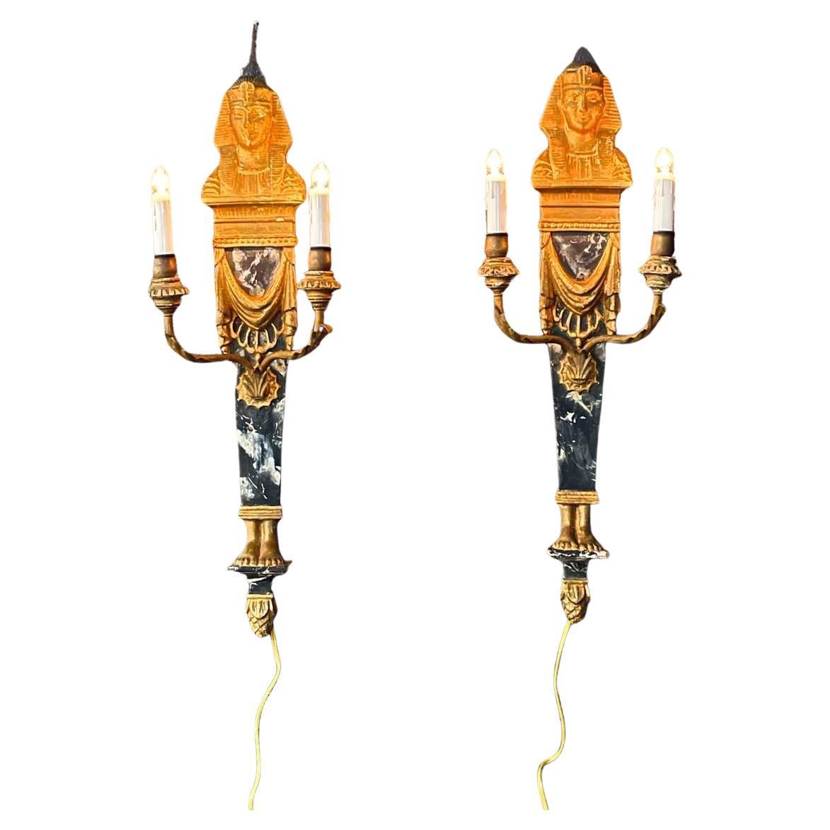 Pareja de apliques neoclásicos italianos de madera dorada de esfinge de renacimiento egipcio en venta