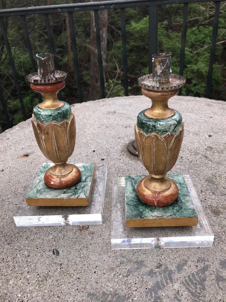 20th Century Pair of Italian Neoclassical Faux Marble and Giltwood Candlesticks For Sale