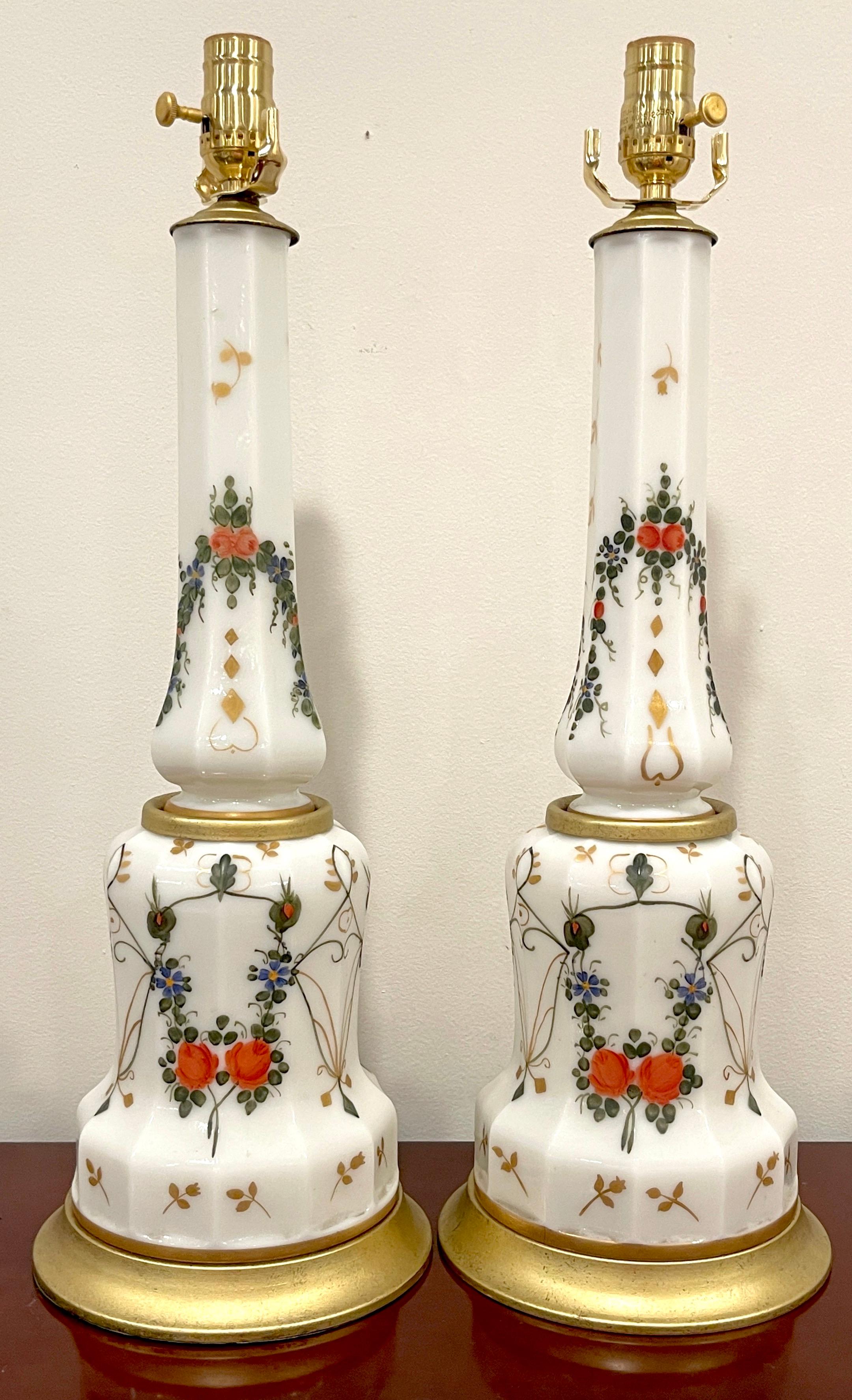 Verre opalin Paire de lampes colonnes italiennes néoclassiques en verre opalin émaillé de motifs floraux en vente