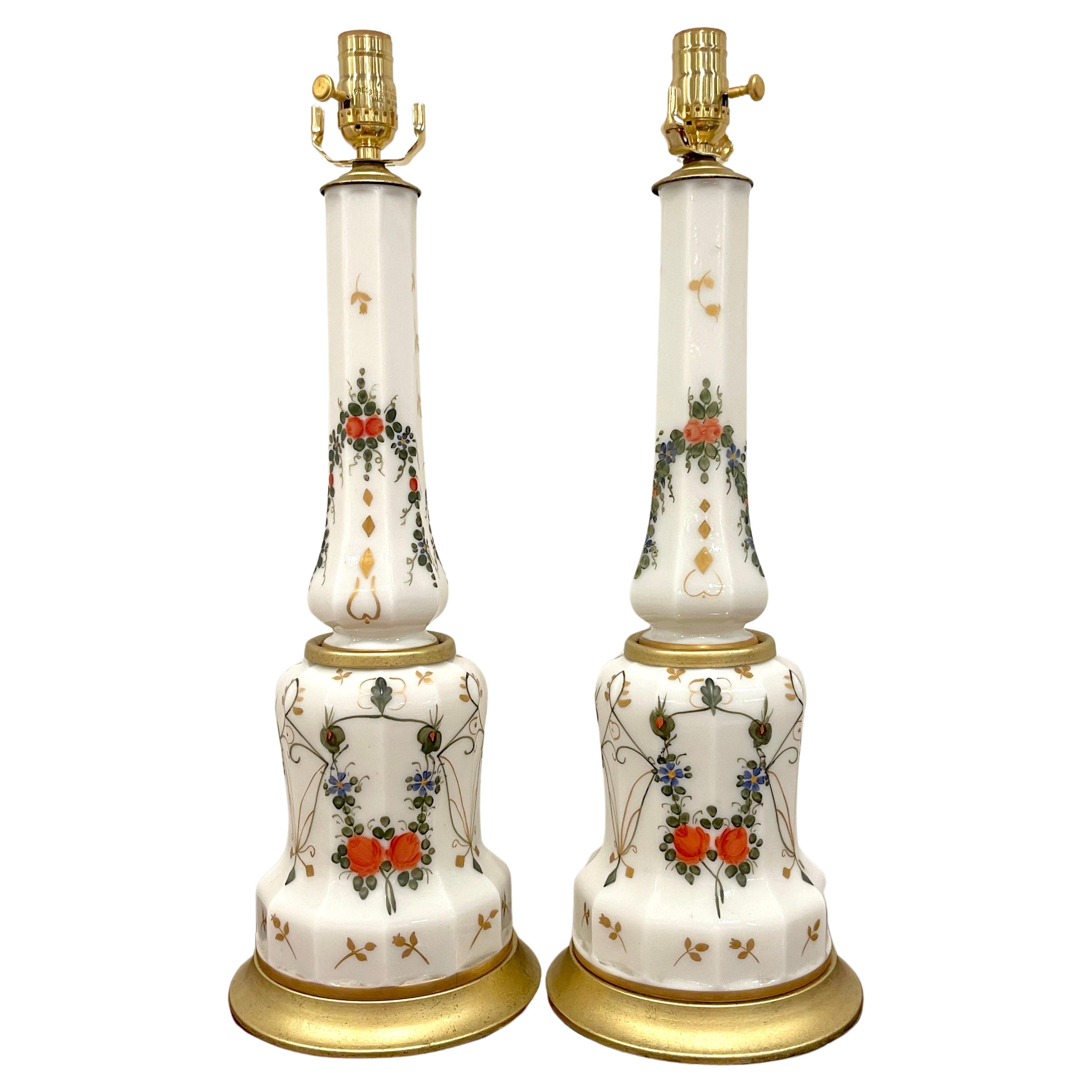 Paire de lampes colonnes italiennes néoclassiques en verre opalin émaillé de motifs floraux