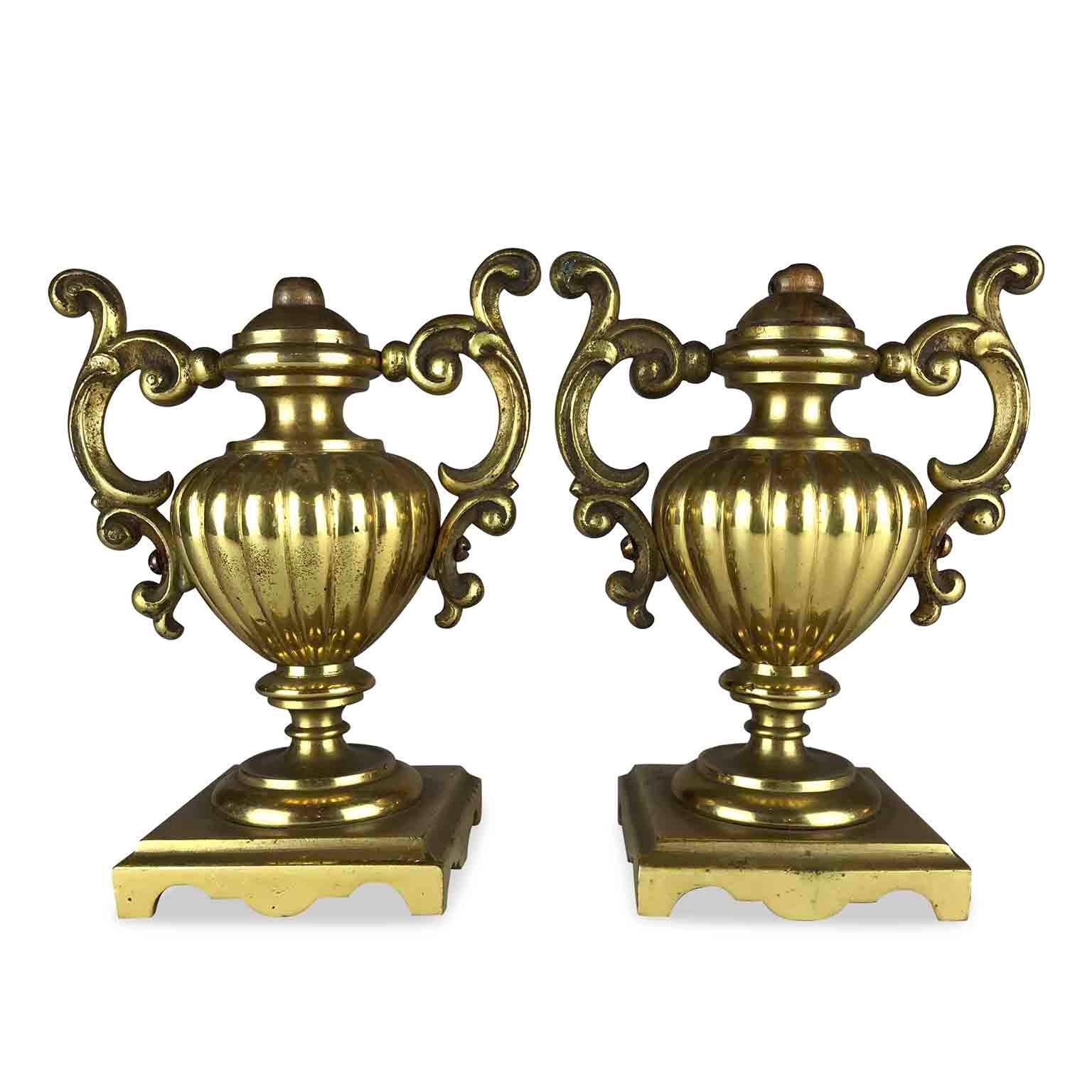 Coppia di urne neoclassiche in bronzo dorato del XIX secolo provenienti dall'Italia. Coppia di vasi a forma di anfora in bronzo dorato al mercurio e lucido. Questi vasi da centro molto piccoli, caratterizzati da un corpo scanalato e da due manici a