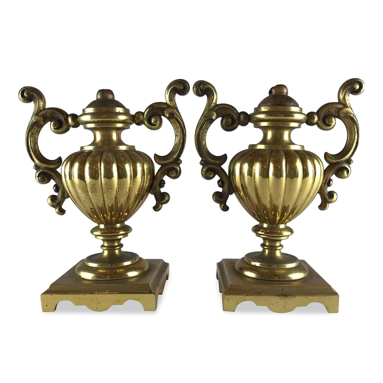 Pair of Italian Neoclassical Gilt Bronze Urn Vases, circa 1820s In Good Condition For Sale In Milan, IT