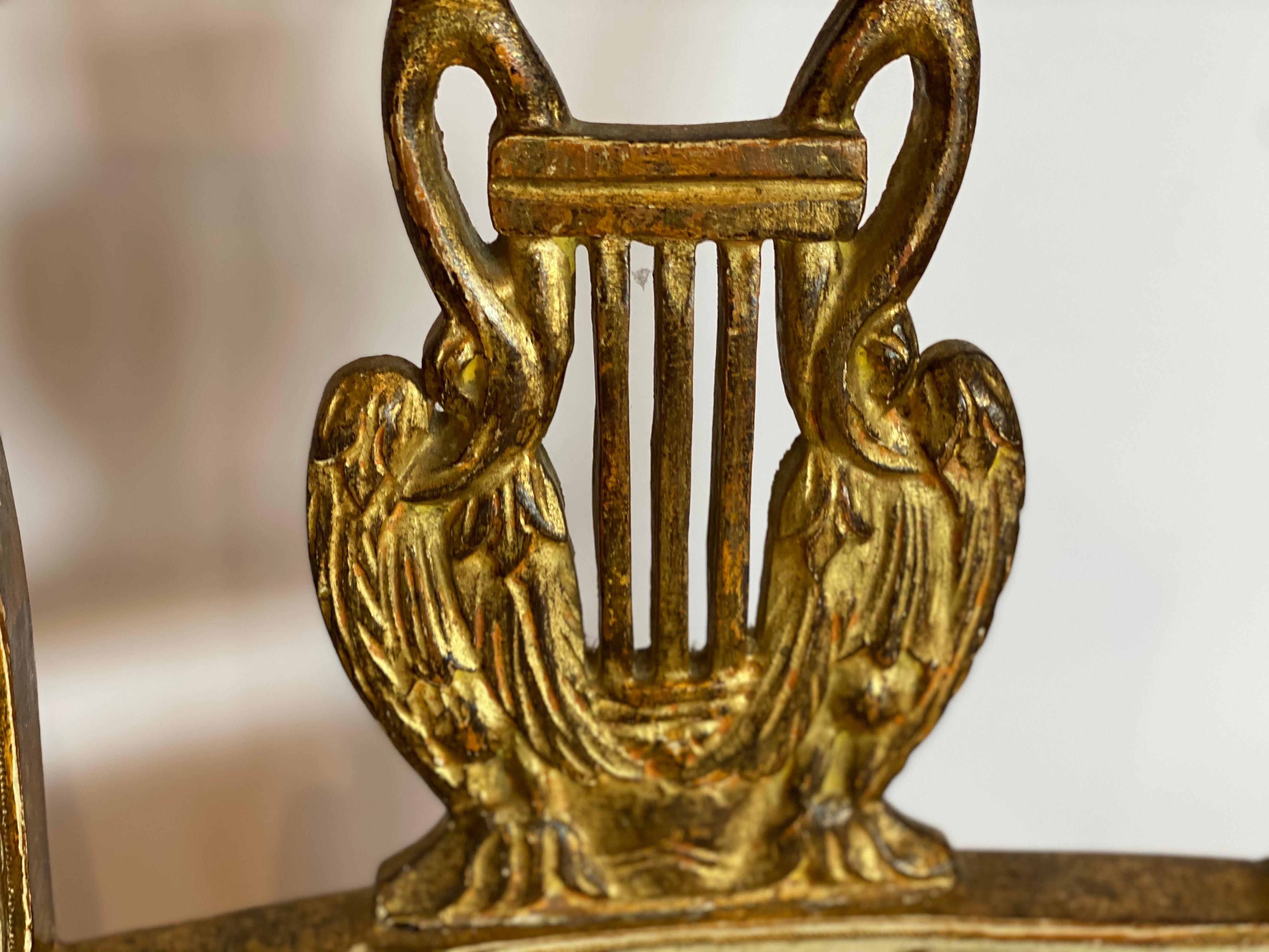 Paire de chaises d'appoint néoclassiques italiennes en bois doré avec cygnes et lyres en vente 5