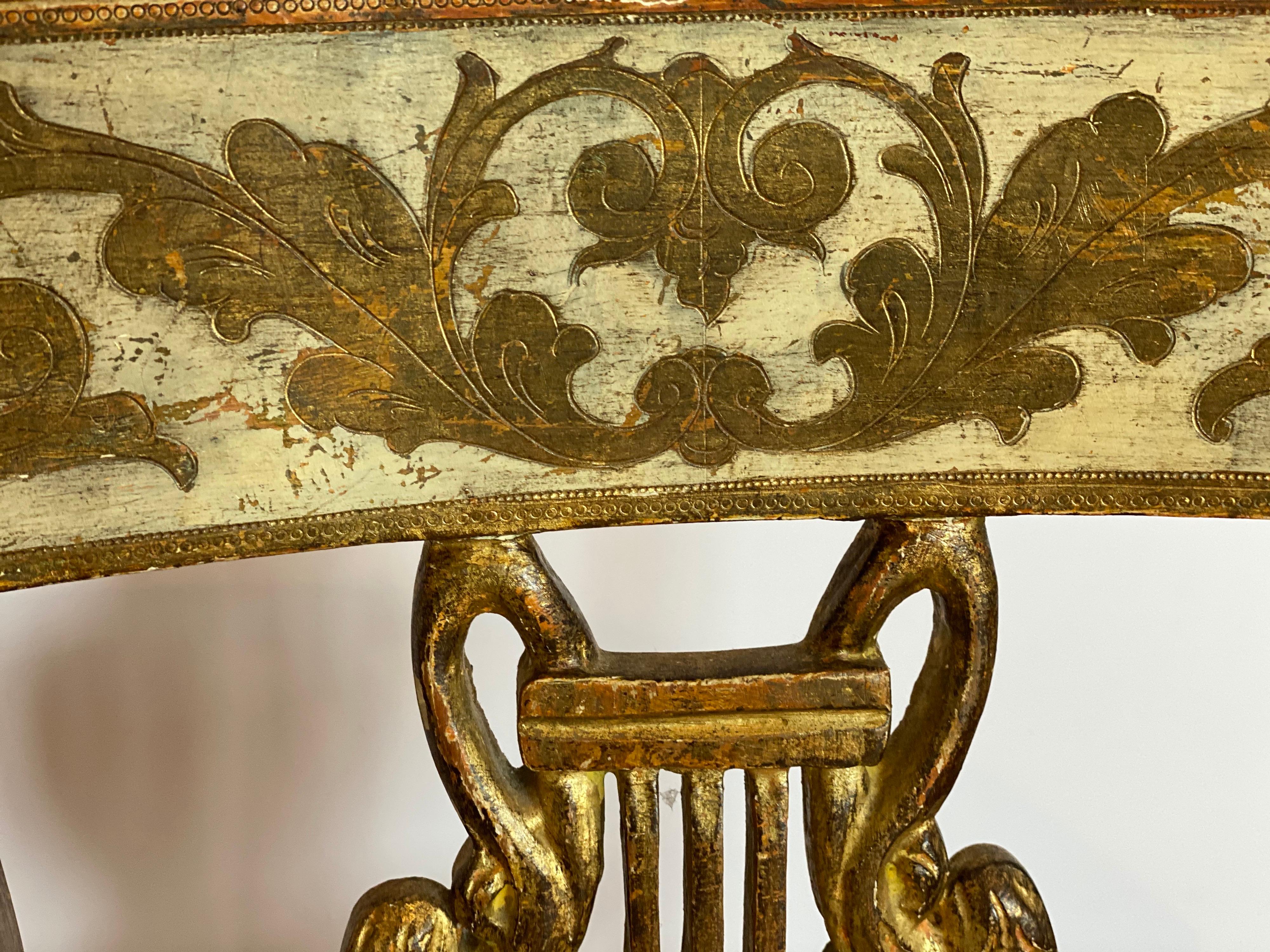 Paire de chaises d'appoint néoclassiques italiennes en bois doré avec cygnes et lyres en vente 6
