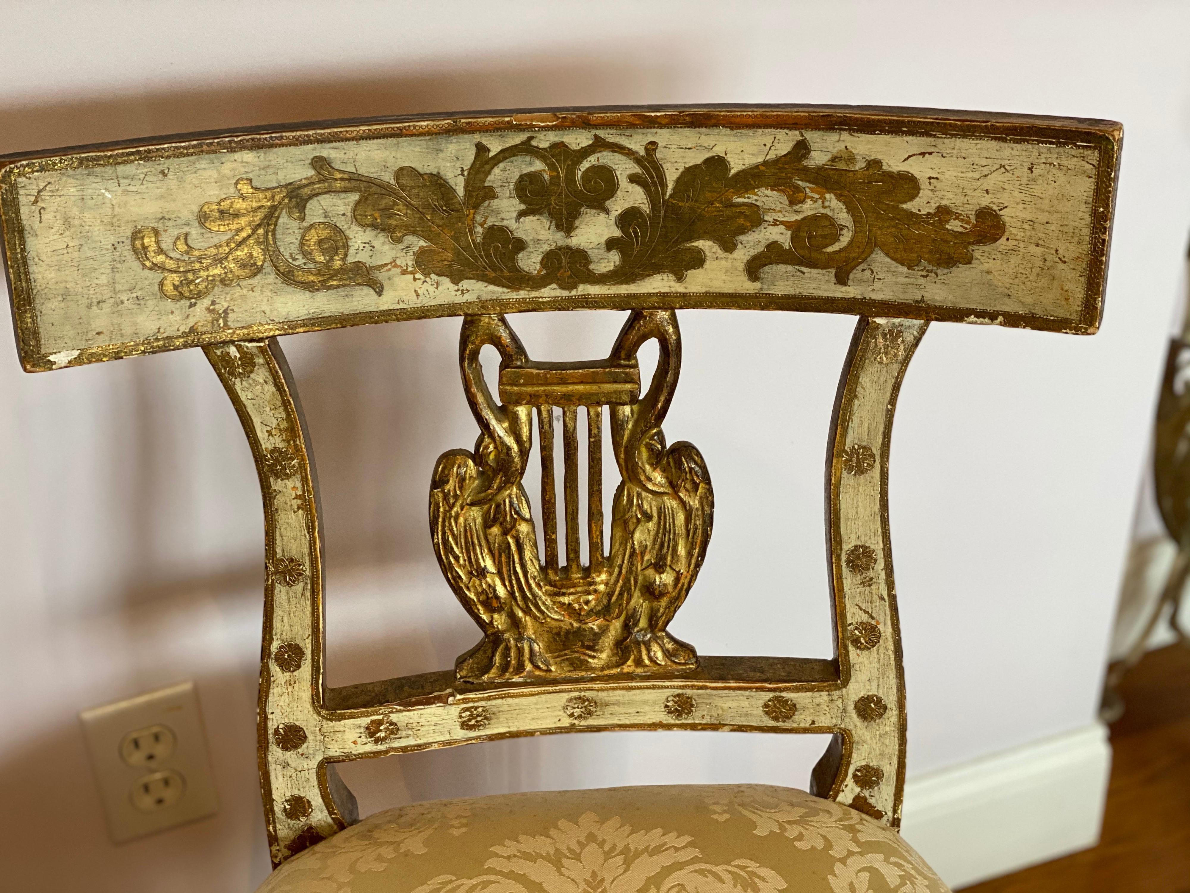 Paire de chaises d'appoint néoclassiques italiennes en bois doré avec cygnes et lyres en vente 7