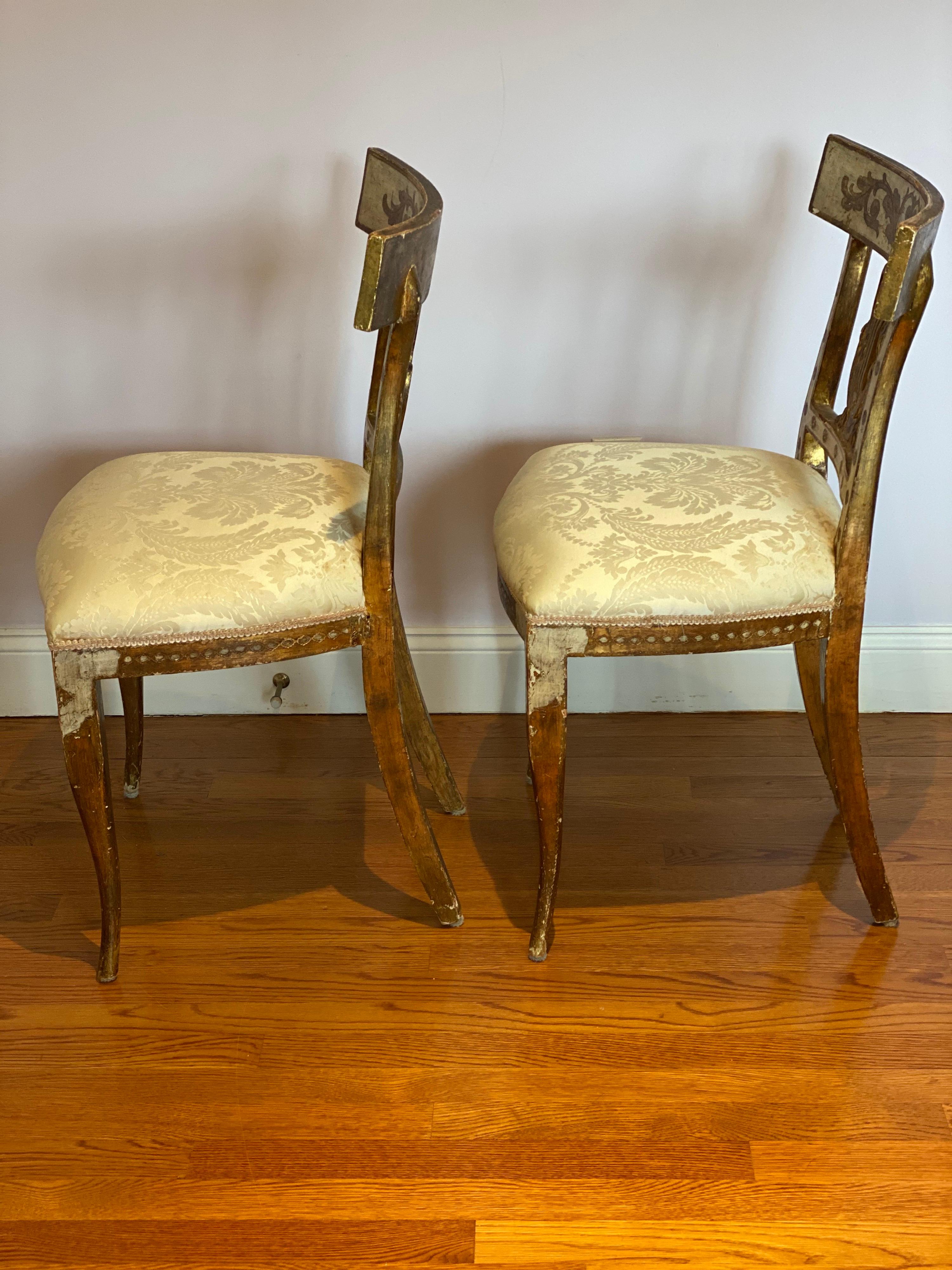 Paire de chaises d'appoint néoclassiques italiennes en bois doré avec cygnes et lyres Bon état - En vente à Southampton, NY