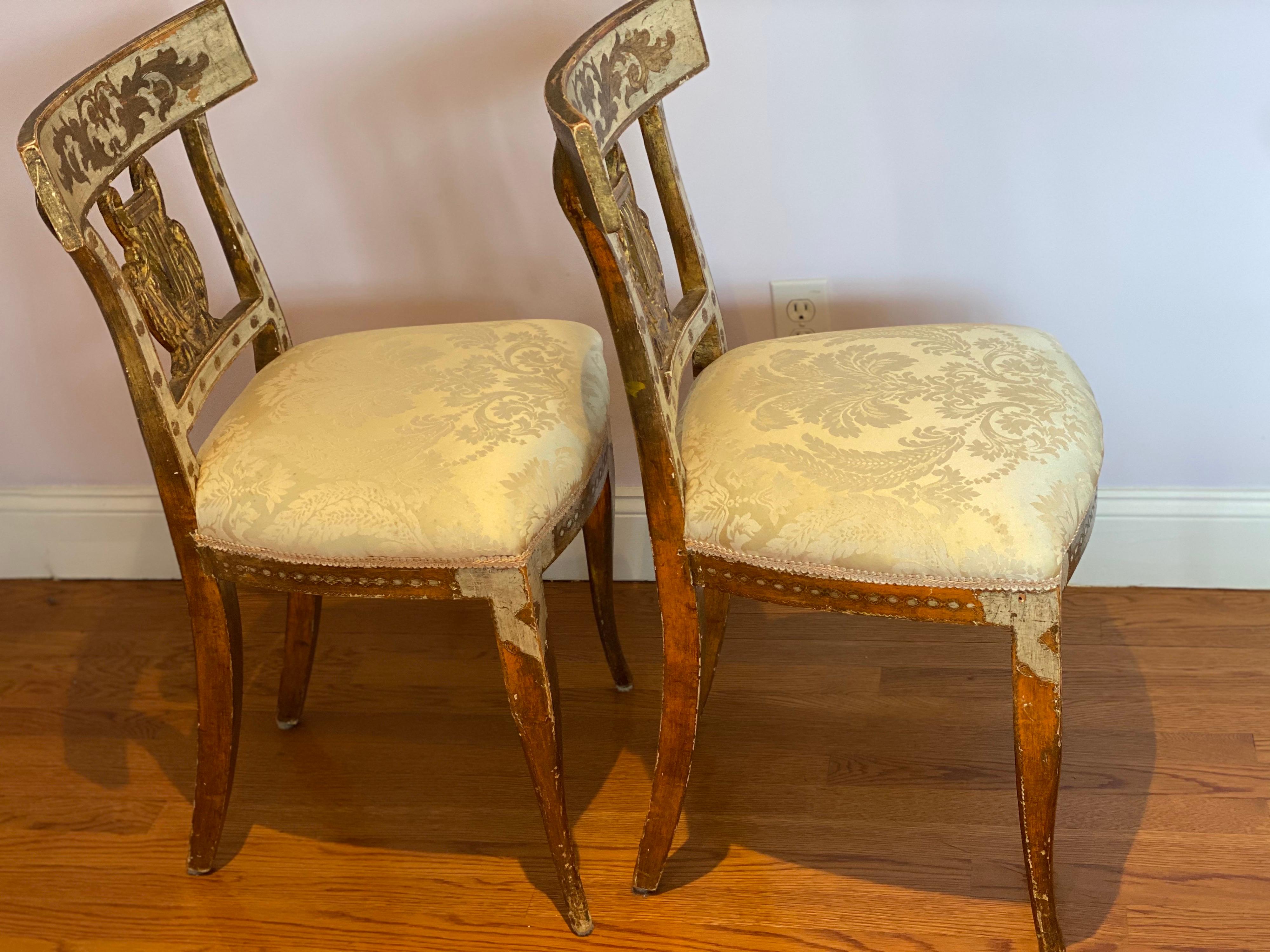 XIXe siècle Paire de chaises d'appoint néoclassiques italiennes en bois doré avec cygnes et lyres en vente
