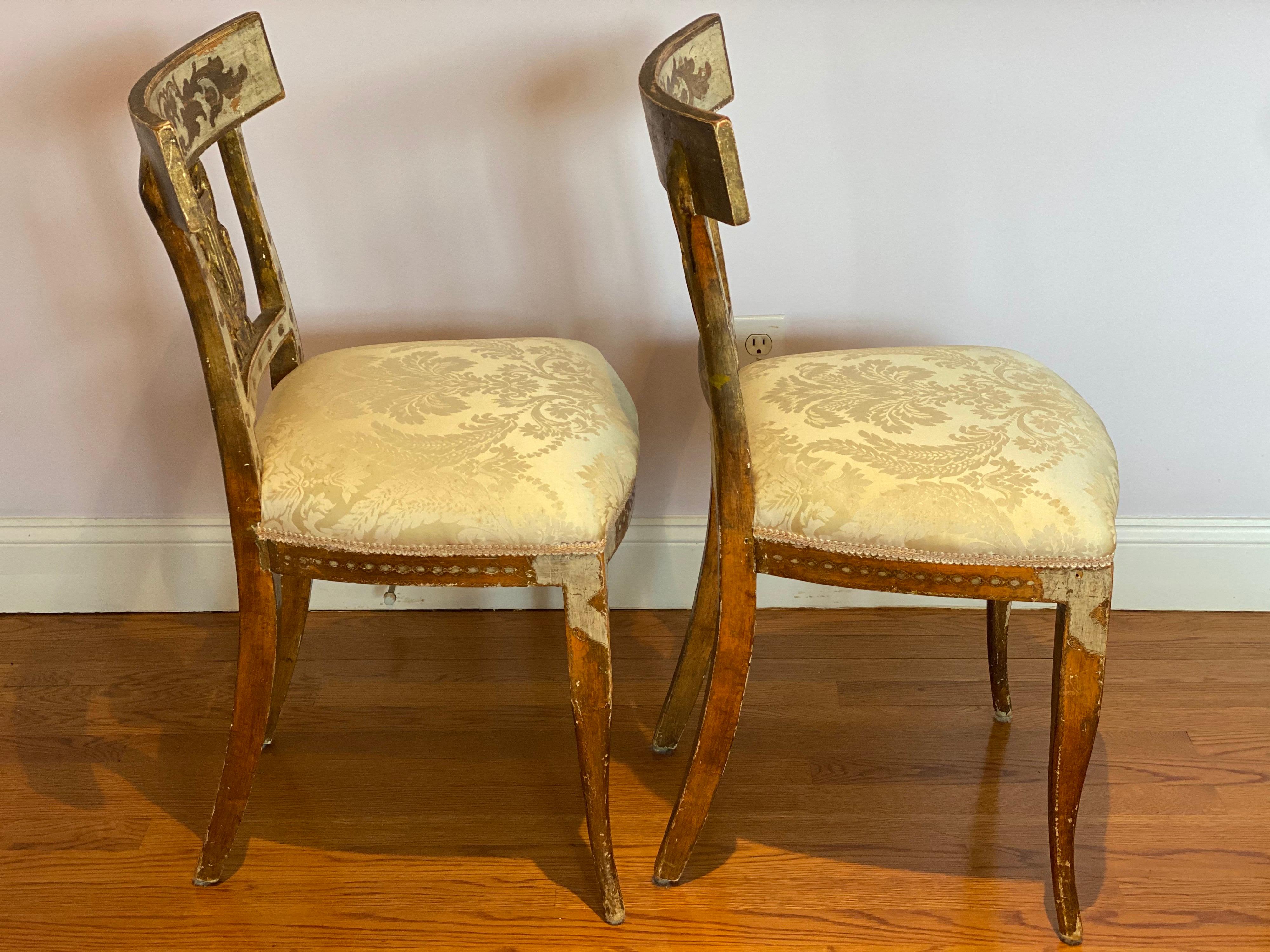 Bois Paire de chaises d'appoint néoclassiques italiennes en bois doré avec cygnes et lyres en vente