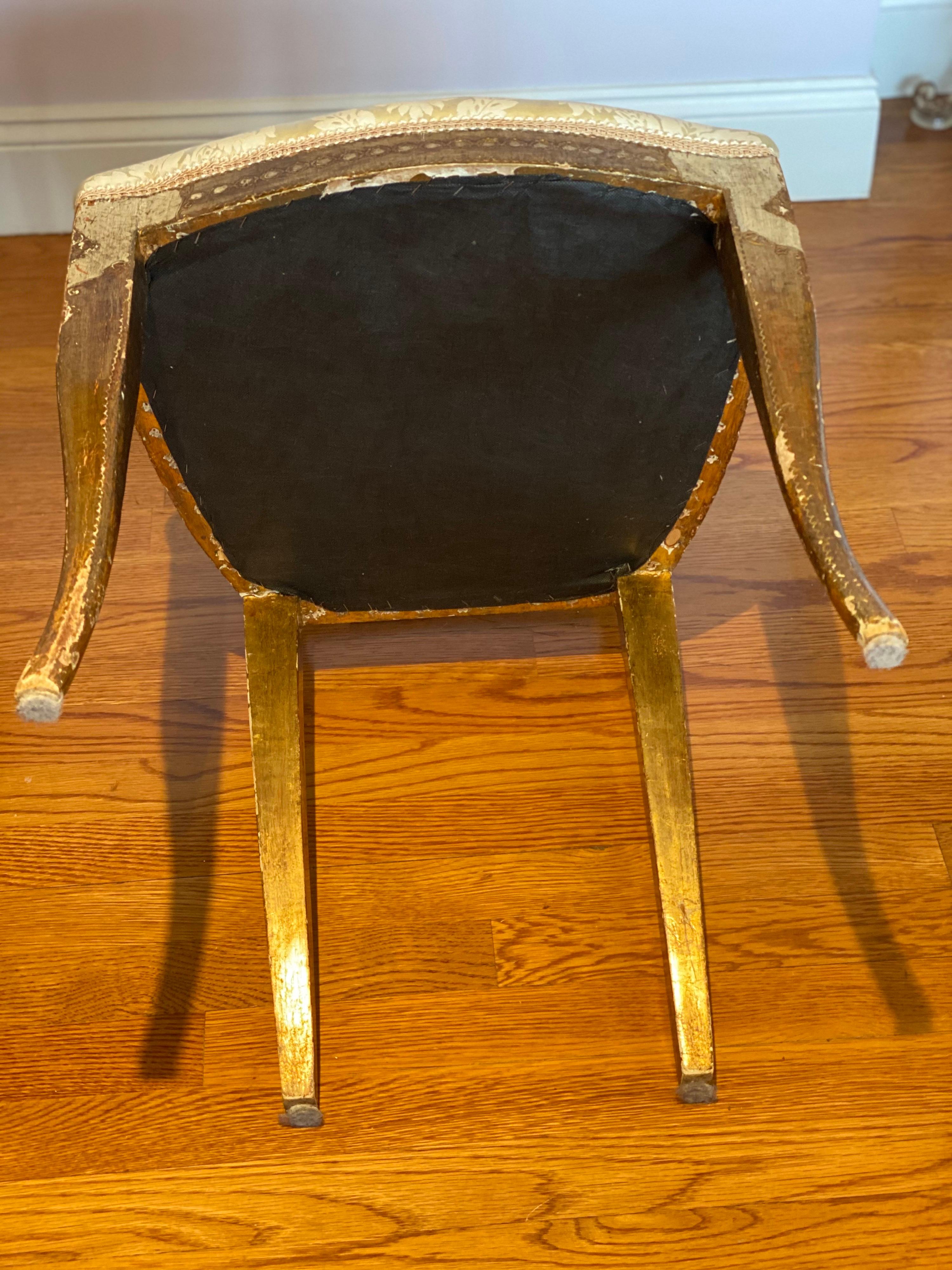 Paire de chaises d'appoint néoclassiques italiennes en bois doré avec cygnes et lyres en vente 1