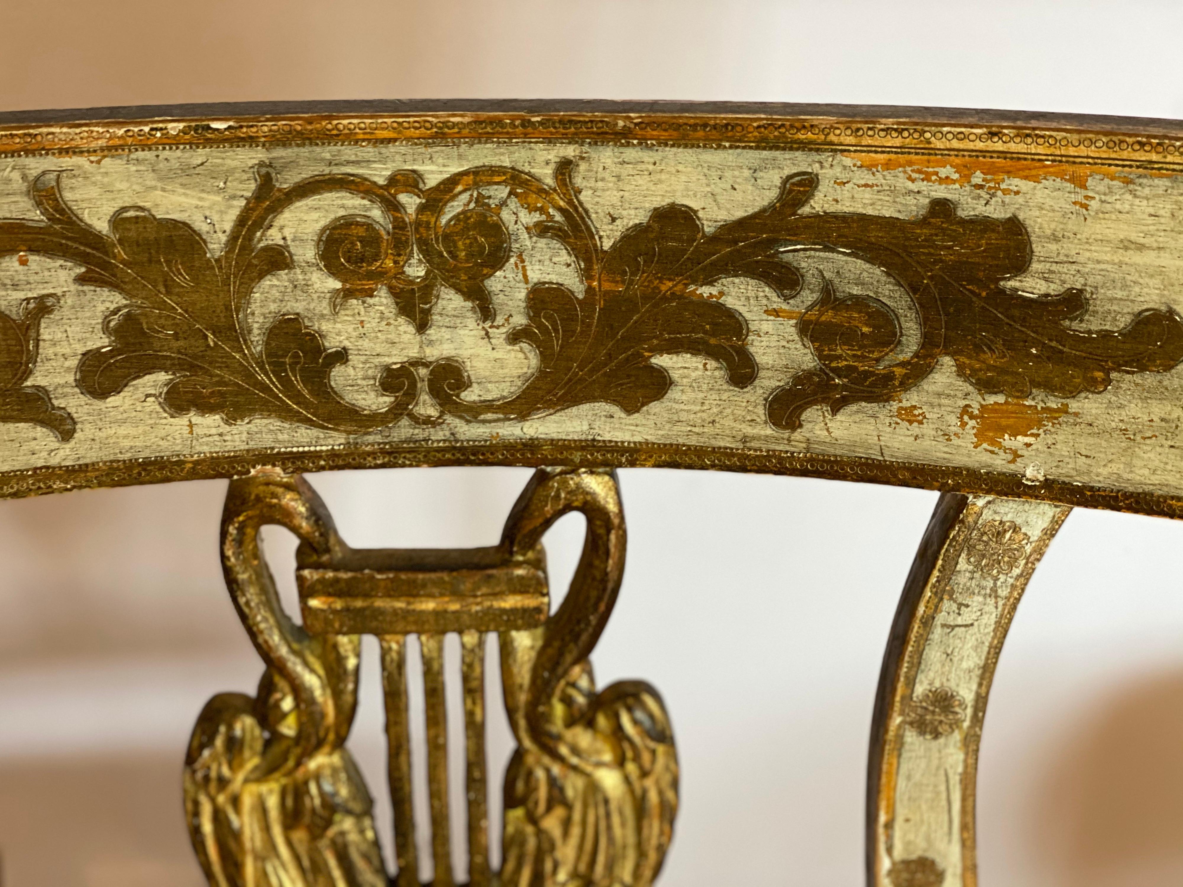 Paire de chaises d'appoint néoclassiques italiennes en bois doré avec cygnes et lyres en vente 2