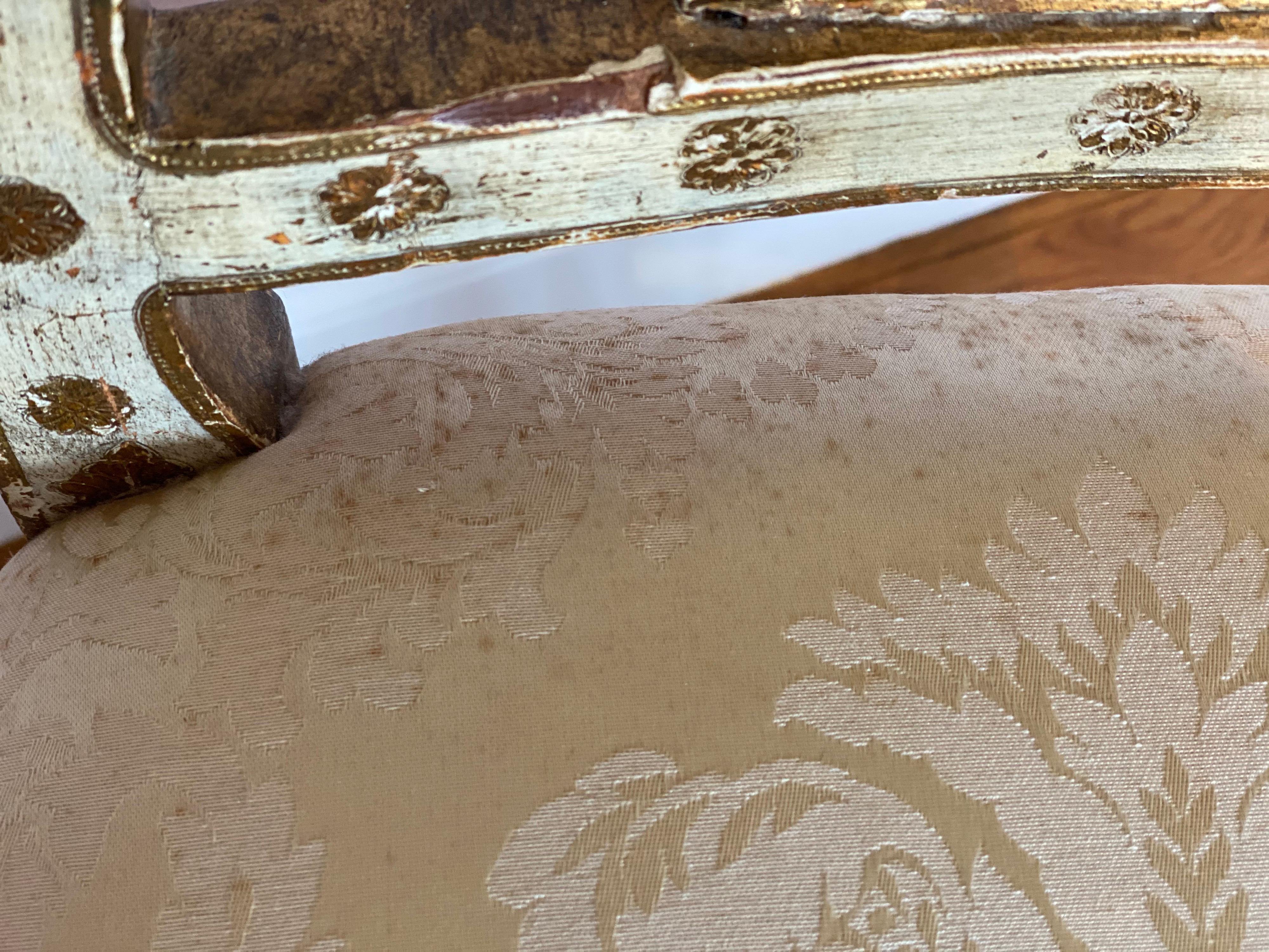 Paire de chaises d'appoint néoclassiques italiennes en bois doré avec cygnes et lyres en vente 4