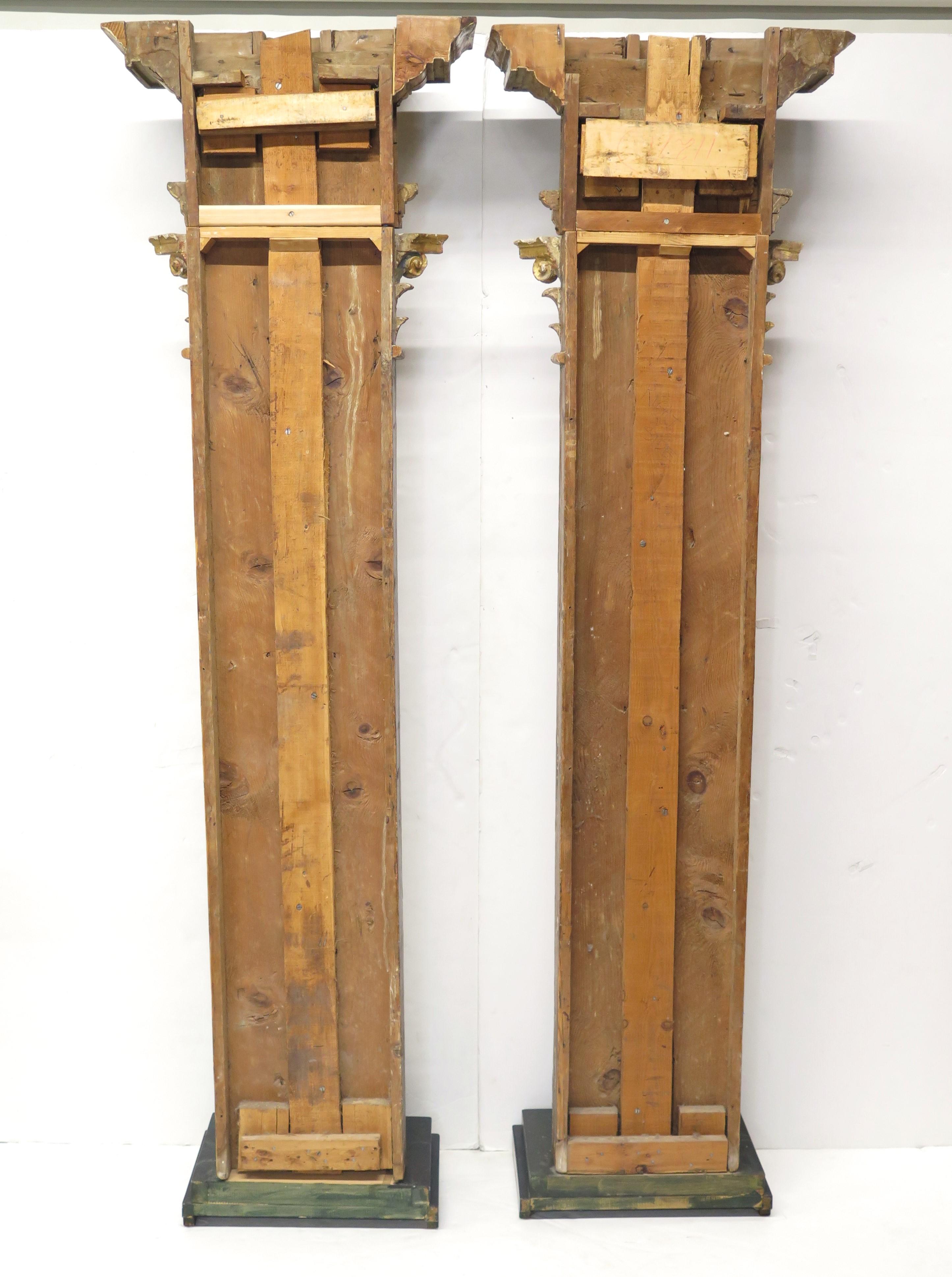 Paire de colonnes néoclassiques italiennes en bois doré et polychrome en vente 4