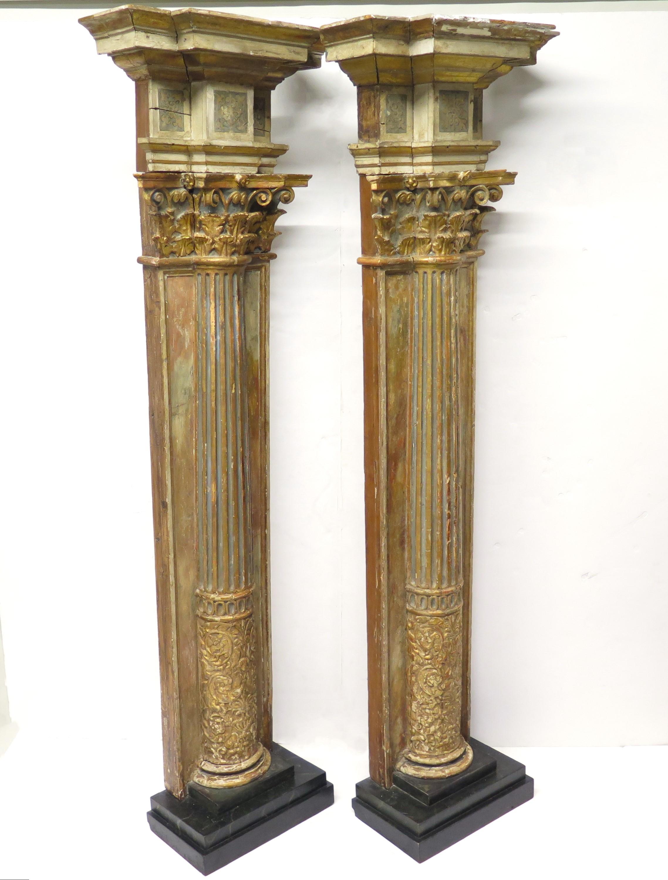 Bois Paire de colonnes néoclassiques italiennes en bois doré et polychrome en vente