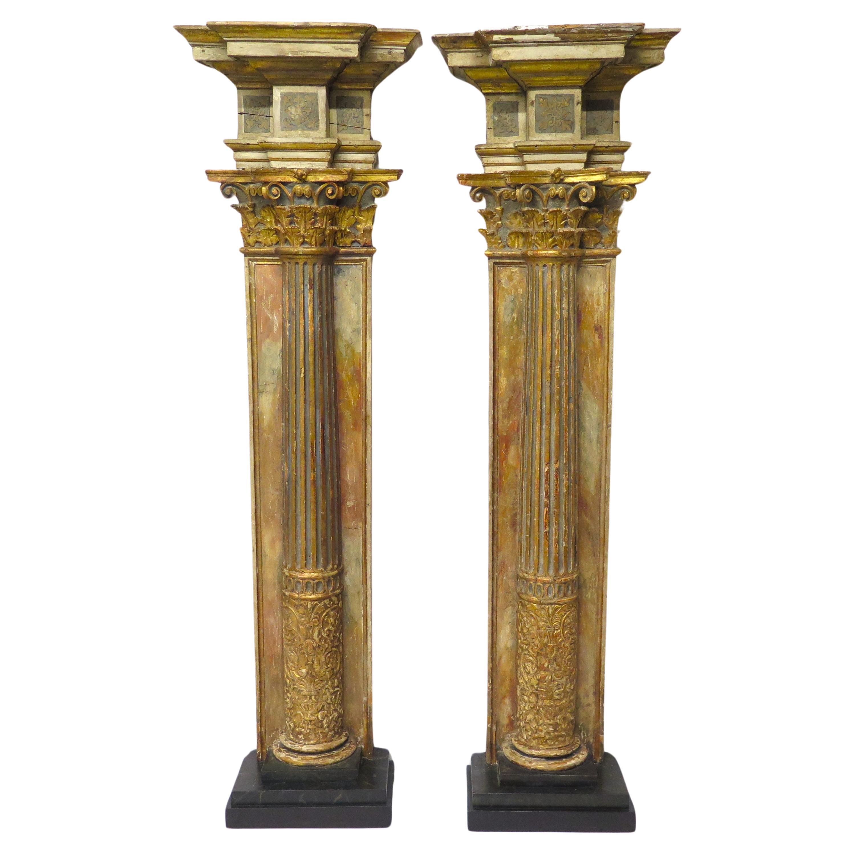 Paire de colonnes néoclassiques italiennes en bois doré et polychrome en vente