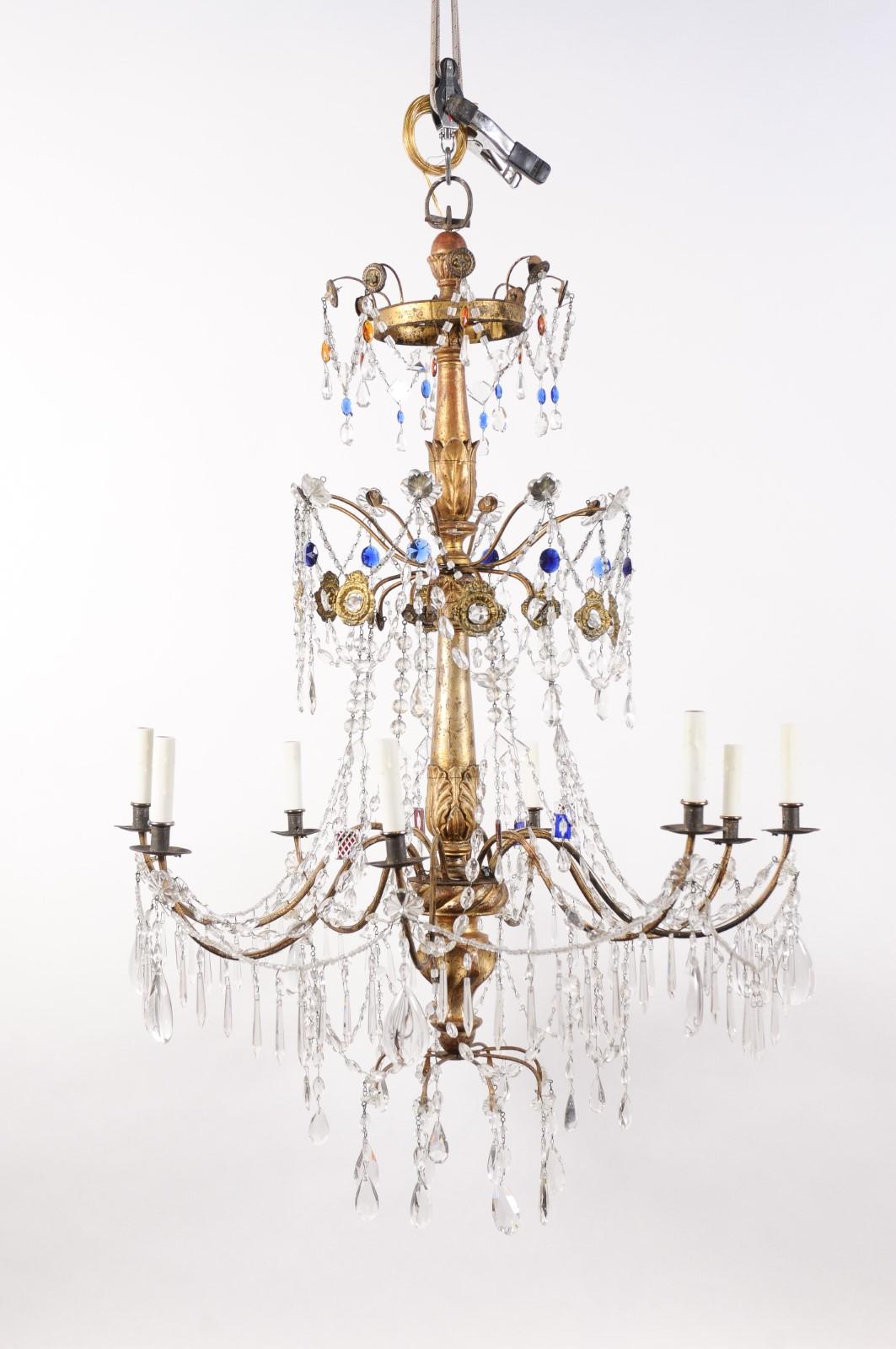 Paire de lustres italiens néoclassiques à 8 lumières en bois doré et cristal en vente 4
