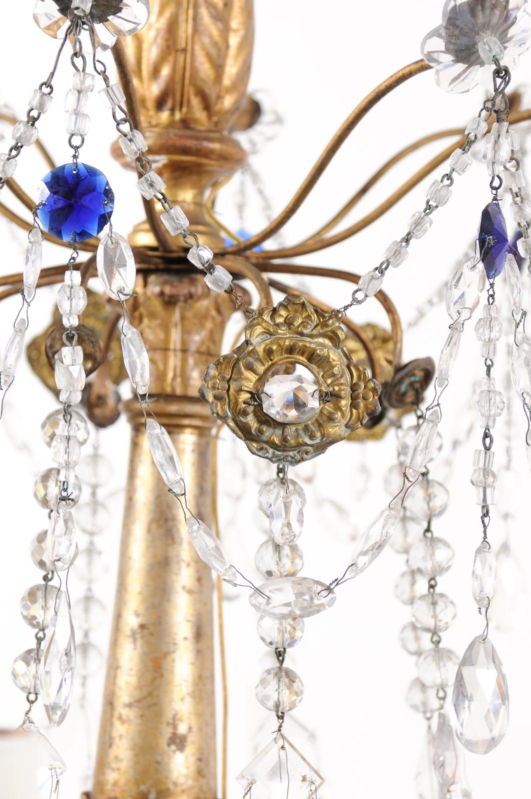 Coppia di lampadari italiani neoclassici in legno dorato e cristallo a 8 luci in vendita 9