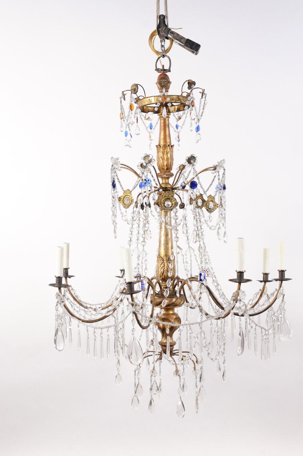 Paire de lustres italiens néoclassiques à 8 lumières en bois doré et cristal en vente 12